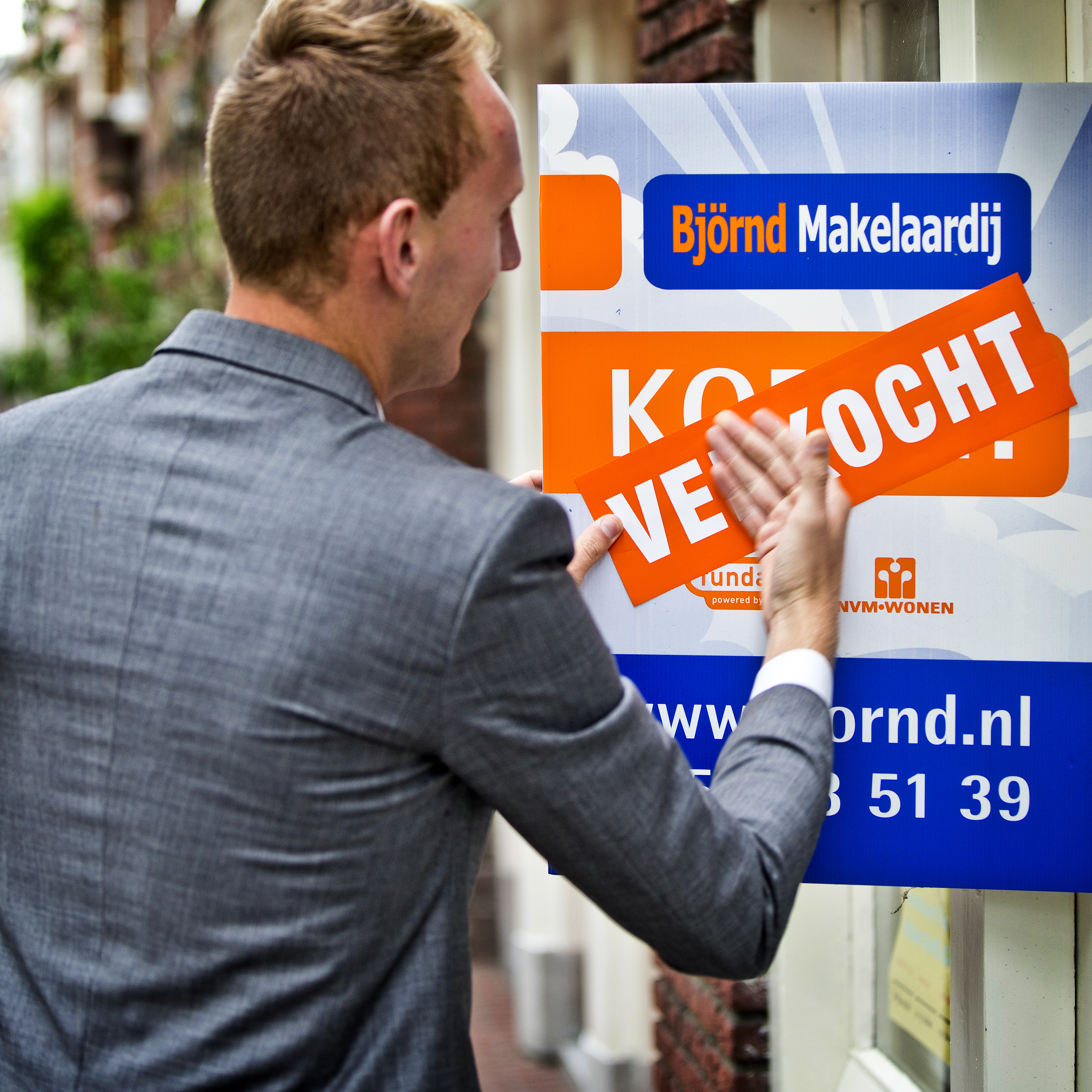 Banken verwachten in het derde kwartaal geen verdere daling van de vraag naar woning­hypotheken, een enkele bank rekent zelfs op een aantrekken­de vraag. Dat meldde De Nederlandsche Bank (DNB) donderdag. In het tweede kwartaal is de vraag naar woning­hypotheken nog wel gedaald. Als verklaring wijzen de banken vooral op de slechte vooruitzichten op de woning­markt en het lage consumentenvertrouwen. Maar voor het derde kwartaal voorzien zij geen verdere teruggang. Een enkele bank rekent zelfs op een lichte toename van de vraag naar woninghypotheken, blijkt uit de enquête van DNB.