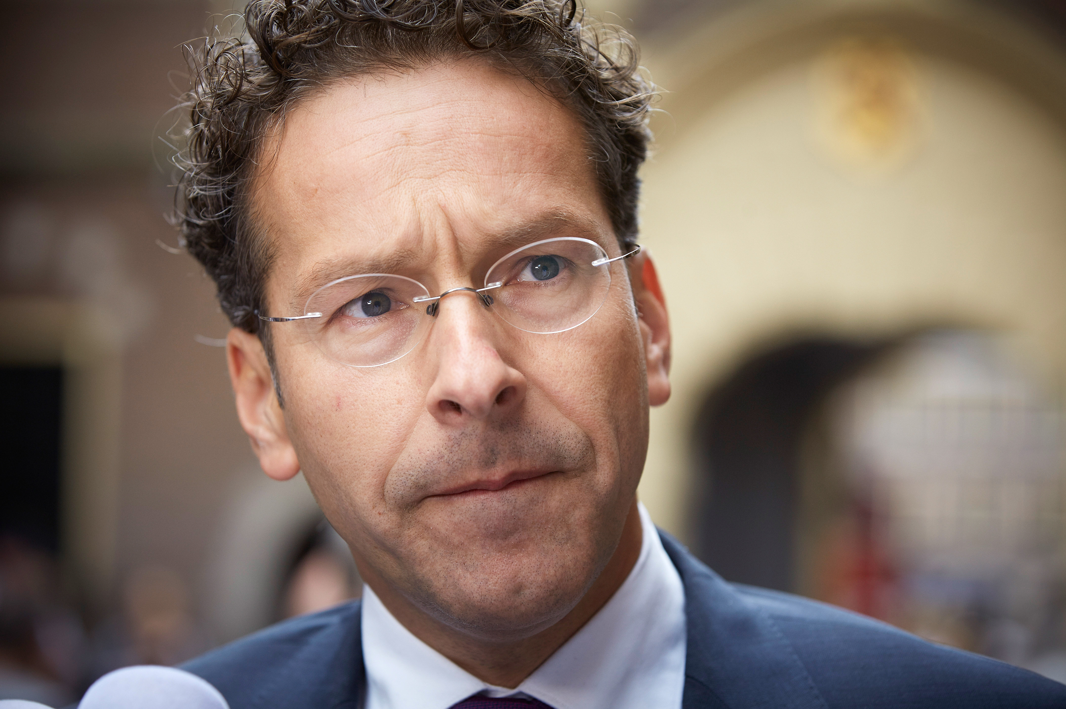 Het is nog veel te vroeg om te praten over hoe hoog een eventuele nieuwe Europese lening aan Griekenland zou moeten zijn. Minister van Financiën en eurogroepvoorzitter Jeroen Dijsselbloem zei dat woensdag. Hij reageerde op uitlatingen van de Griekse minister van Financiën, die begin deze week stelde dat zijn land volgend jaar mogelijk een derde lening nodig heeft van maximaal 10 miljard euro. Dijsselbloem zei dat hij met ,,dit soort bedragen'' helemaal geen rekening houdt. ,,Dat is nog nooit ergens onderbouwd. Het is volstrekt prematuur nu bedragen te gaan noemen'', aldus de minister. ,,Er is door de Tweede Kamer een brief gevraagd en daarin zal ik expliciet ingaan op het lopende programma voor Griekenland, hoe dat gaat en welke evaluatiemomenten er nog zijn en op de vraag of er daarna nog iets moet gebeuren. Deze dingen lopen erg door elkaar, dus dat zal ik in de brief aan de Kamer netjes opnemen'', aldus de minister. Over een eventuele nieuwe lening voor Griekenland wordt in de loop van 2014 besloten. Die eventuele extra financiële hulp zou volgen op de huidige twee hulpprogramma's ter waarde van 240 miljard euro. Het huidige hulpprogramma voor Griekenland loopt volgend jaar af. Naar verwachting heeft het land daarna nog een gat van zo'n 11 miljard euro op zijn begroting. De eurolanden hebben eerder aangegeven het land bij te willen staan totdat het zichzelf weer kan redden op de financiële markten.