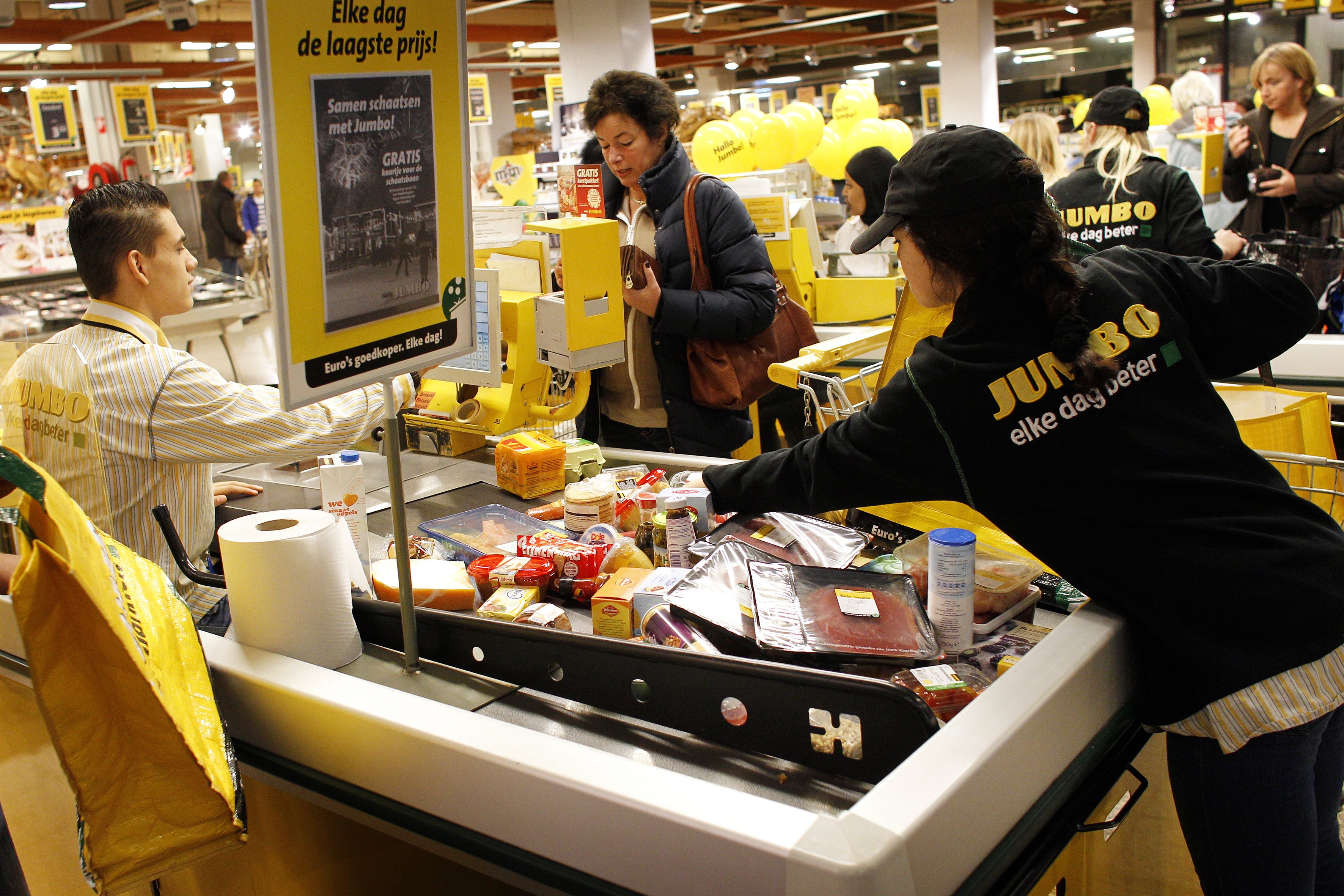 Terwijl het aantal Jumbo-winkels stijgt, loopt de autonome omzetgroei van Jumbo-winkels achter op de groei van de markt in zijn geheel. Op eigen kracht boekten de winkels 2,1 procent meer omzet in het afgelopen halfjaar, iets minder dan de gemiddelde marktgroei van 2,3 procent. Dat maakte Jumbo dinsdag bekend. De totale omzet van de Jumbo-winkels kwam in de eerste helft van 2013 uit op 1,98 miljard euro, een stijging van 18 procent ten opzichte van de eerste helft van 2012. Maar die stijging komt voort uit de toename van het aantal winkels naar 351. De supermarktformule C1000 zag de omzet halverwege het jaar uitkomen op 1,88 miljard euro, een daling van 16 procent ten opzichte van vorig jaar. Dat werd veroorzaakt doordat er het afgelopen halfjaar zo'n 40 C1000-winkels zijn omgebouwd tot Jumbo. De autonome omzetgroei bij C1000 bedroeg 0,7 procent.