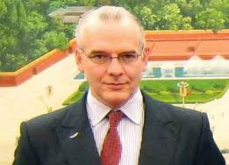 De familie van de in 2011 vermoorde Britse zakenman Neil Heywood wil dat China meewerkt aan een schadevergoeding voor zijn weduwe en twee kinderen. Dat blijkt uit een verklaring van Heywoods moeder in de Amerikaanse krant The Wall Street Journal. Gu Kailai, de vrouw van de in ongenade gevallen Chinese toppoliticus Bo Xilai, is vorig jaar voor de moord tot een voorwaardelijke doodstraf veroordeeld. Zij had bekend dat zij Heywood in de stad Chongqing, waar Bo leider van de Communistische Partij was, had vergiftigd. Tijdens het proces verklaarde Gu Kailai dat ze geestelijk was ingestort en vreesde voor het lot van haar zoon. Die had een ruzie met de zakenman. Volgens Heywoods moeder is er tot nu toe geen schadevergoeding toegekend.