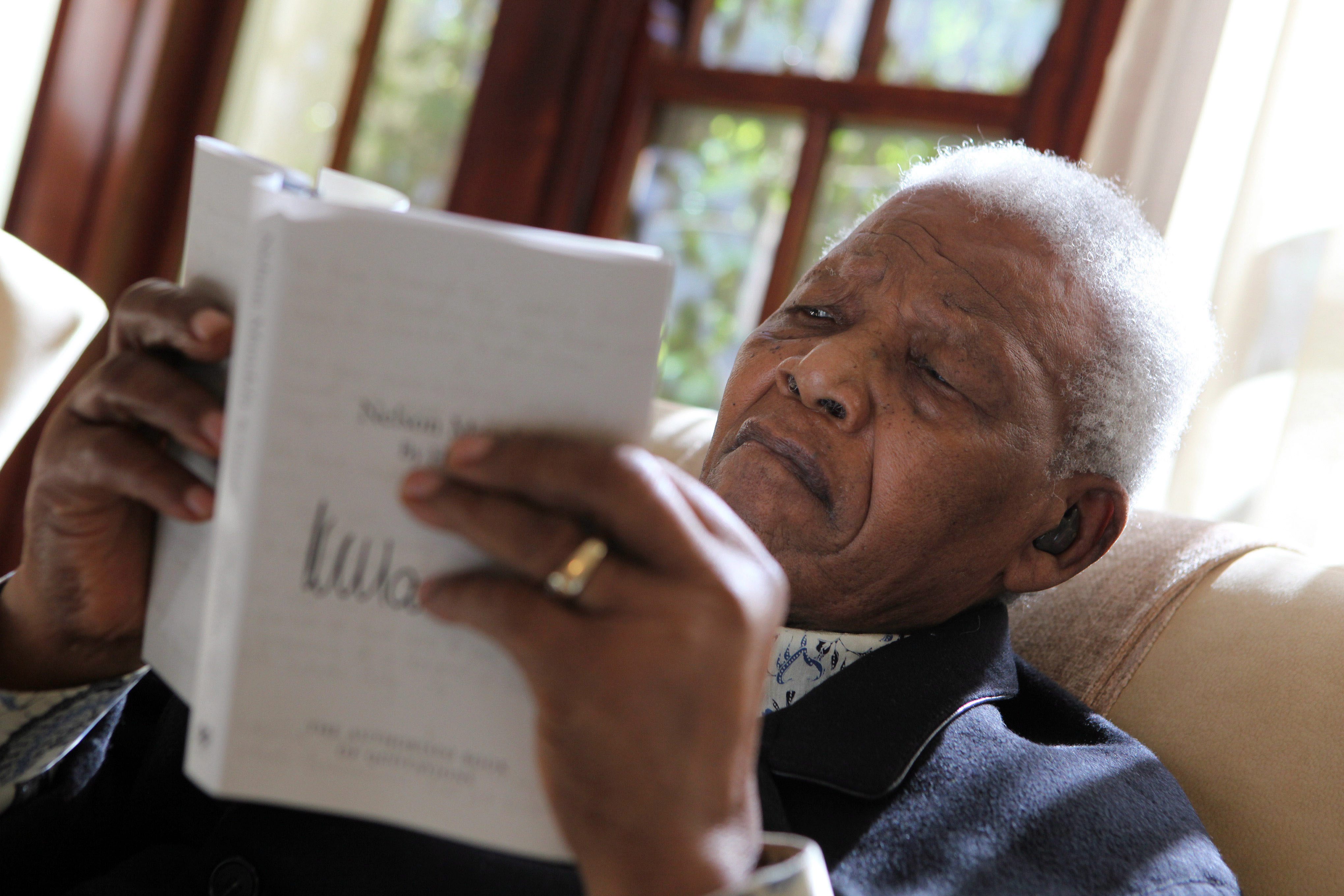 Oud-president Nelson Mandela van Zuid-Afrika heeft het ziekenhuis verlaten en is weer thuis in zijn woning in Johannesburg, meldde de BBC zaterdag. De 95-jarige Mandela werd op 8 juni in een ziekenhuis in Pretoria opgenomen wegens een chronische longinfectie. Zijn toestand was lange tijd kritiek. Vorige week werd zijn toestand nog aangeduid als kritiek maar stabiel. Mandela zat 27 jaar gevangen vanwege zijn strijd tegen de apartheid, waarvan 18 jaar op Robbeneiland. Daar liep hij een longaandoening op. Hij won in 1993 de Nobelprijs voor de Vrede en werd een jaar later de eerste zwarte president van Zuid-Afrika. Hij trad af in 1999.
