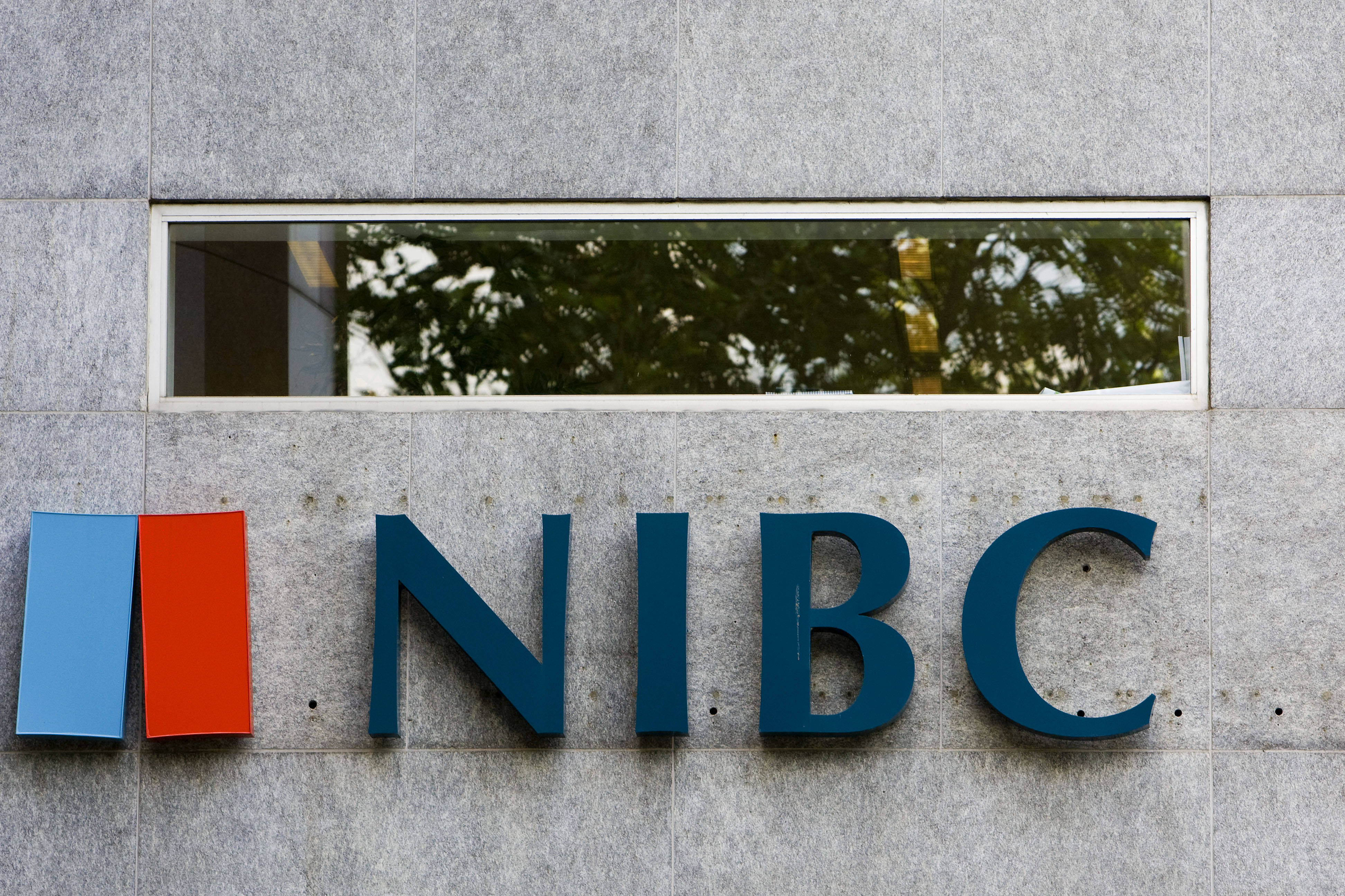 De Haagse bank NIBC heeft in het afgelopen halfjaar een nettowinst gerealiseerd van 27 miljoen euro, 10 procent minder dan in dezelfde periode vorig jaar. Dat maakte het financiële concern woensdag bekend. In het resultaat zit het effect verwerkt van de eenmalige kosten die zijn gemaakt door de vervroegde terugkoop van door de staat gegarandeerde leningen van 2 miljard euro. Daarnaast werd de winst gedrukt door afwaarderingen van leningen die aan bedrijven zijn verstrekt. Dat heeft te maken met de verslechterde positie van deze bedrijven als gevolg van de economische crisis. Net als de meeste andere banken maakten NIBC in 2008/2009 gebruik van de mogelijkheid om door de Staat gegarandeerde leningen uit te geven, een regeling die door toenmalige minister van Financiën Wouter Bos was opgetuigd om banken door de kredietcrisis te helpen. Aflossen De bank zegt dankzij zijn stevige financiële positie in staat te zijn geweest twee keer 1 miljard euro vervroegd te hebben kunnen aflossen. Er resteert nu nog een bedrag van 1,3 miljard euro. In een verklaring stelt topman Jeroen Dost dat NIBC ondanks ,,de aanhoudende moeilijke omstandigheden een solide halfjaar achter de rug heeft'', waarbij hij er onder andere op wijst dat de winst vóór belasting met 9 procent steeg tot 38 miljoen euro.