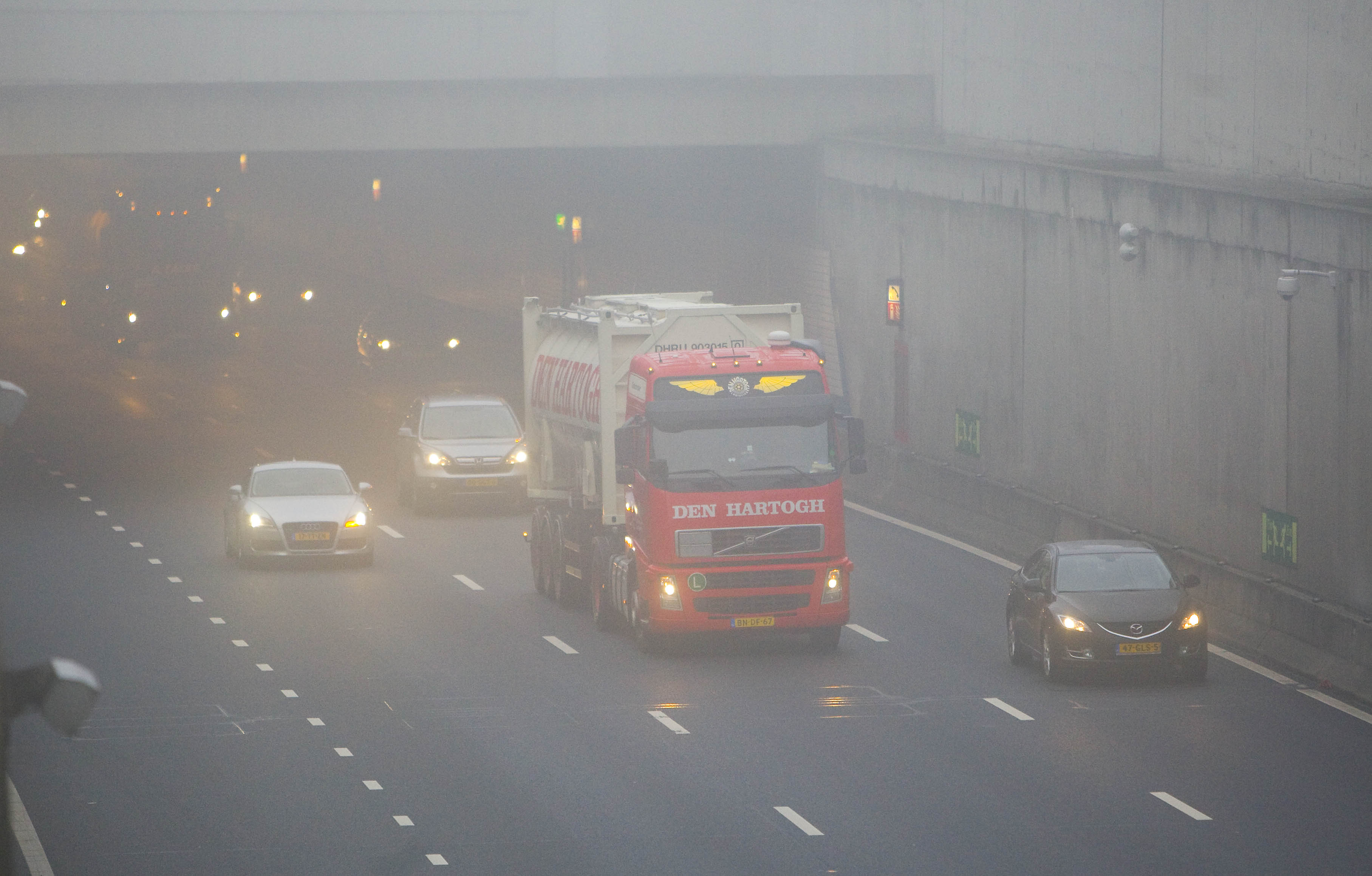 De private financiering van de bouw van de Noordtunnel bij Alblasserdam is voor Nederlandse overheid veel duurder uitgevallen dan 25 jaar geleden werd verwacht. Dat heeft Het Financieele Dagblad (FD) berekend. Een consortium onder leiding van ING stak begin jaren negentig 136 miljoen euro in de tunnel. De overheid deed een beroep op privaat geld, omdat het crisis was en de overheid niet veel te besteden had. De tunnel onder het riviertje De Noord moest er bovendien snel komen, omdat er dagelijks grote files stonden. Volgens een FD blijkt de deal voor ING, die de tunnel nog steeds exploiteert, nu zeer lucratief. Op basis van de huidige verwachtingen heeft de tunnel hen aan het einde van de contractperiode (2021) circa 355 miljoen euro opgebracht. Het jaarlijks rendement voor het consortium bedraagt bijna 9 procent, aldus het FD. Het bankenconsortium had de investering voor de Noordtunnel eind 2001 al terugverdiend. Maar de Staat betaalt nog zeker tot en met december 2021. De tunnel is zo lucratief doordat er veel meer auto’s doorheen rijden dan in het in 1988 opgestelde contract werd verwacht. Volgens het ministerie van Financiën wordt deze financieringsvorm nu niet meer wordt toegepast. Opmerkelijk is dat niet bekend is wie er naast ING in het consortium zitten. ING wil die informatie niet vrijgeven. De overheid weet het wel, maar wil dat geheim houden, schrijft het FD.