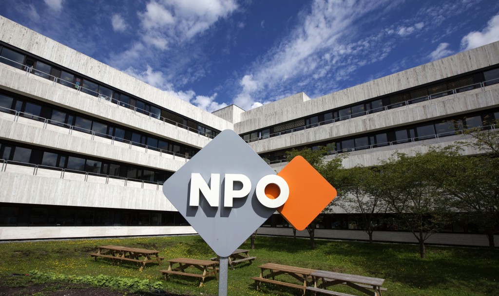 De publieke omroepen zien niets in het voorstel van de NPO om hun kleurige logo's te verruilen voor transparante witte logo's om schade aan tv-schermen te voorkomen. In een gezamenlijke brief aan het NPO-bestuur vragen ze dringend om nieuw overleg. Dat meldt het AD dinsdag. De NPO drong vorige maand aan op transparante logo's die lijken op een watermerk en daardoor minder snel opvallen. Kleurrijke logo's hebben bovendien het nadeel sneller 'in te branden': permanent zichtbaar te blijven, ook op andere zenders. Maar voorlopig zullen alleen de logo's van Nederland 1, 2 en 3 (binnenkort NPO 1, 2 en 3) op maandag 19 augustus overschakelen naar een transparante vorm. De NPO gaat met de omroepen in gesprek, laat een woordvoerster weten. Inbranden zendernummers NPO Volgens een zegsvrouw komen er per jaar enkele tientallen klachten binnen van tv-bezitters over het inbranden van het zendernummer rechtsboven. Doordat er alleen tussen de programma’s door op de publieke zenders reclame is, zijn die ook langer te zien. De logo’s van de omroepen zoals NOS, TROS of VPRO zijn minder schadelijk omdat die vaak wisselen. Het probleem zou vooral spelen bij plasmaschermen. Die worden inmiddels niet meer zoveel verkocht omdat ze in tegenstelling tot LCD-schermen veel energie slurpen.