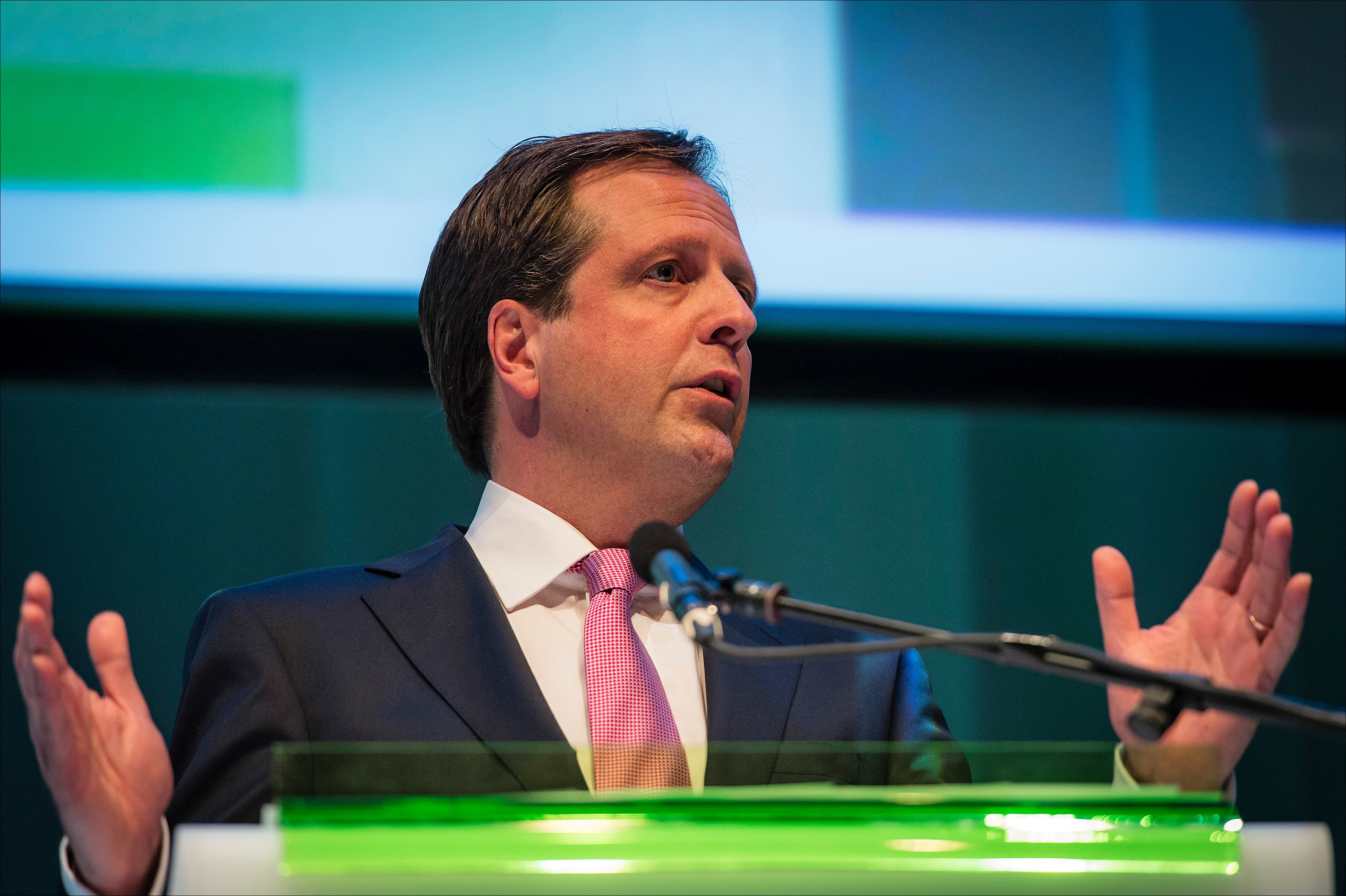 Regeringspartij PvdA ziet niets in het plan van D66 om volgend jaar een verlaging van de inkomstenbelasting met 1 miljard euro te realiseren door in de toeslagen te snijden. ,,D66 haalt VVD weer eens rechts in'', reageerde PvdA-vicefractievoorzitter Martijn van Dam vrijdag op het voorstel. Volgens Van Dam is niemand tegen belastingverlaging, maar gaat het om de manier waarop het mogelijk wordt gemaakt. ,,Het lijkt mooi om belastingen te verlagen, maar als je dat geld ophaalt bij mensen met een uitkering, een zorgtoeslag of huurtoeslag, gaan mensen met lage inkomens erop achteruit, en hoge inkomens erop vooruit. Niet sociaal.'' D66-leider Alexander Pechtold wil het plan tot inzet maken bij de onderhandelingen voor de begroting van volgend jaar. Van Dam gaat er vanuit dat de lancering van het plan vooral gezien moet worden in het kader van de komende verkiezingen. ,,Er is een strijd tussen VVD en D66 om de liberale kiezer.'' Het kabinet heeft de steun van oppositiepartijen nodig om zijn plannen door de Eerste Kamer te loodsen. Dat is tot dusver gebeurd met de steun van de 'constructieve drie': D66, ChristenUnie en SGP.