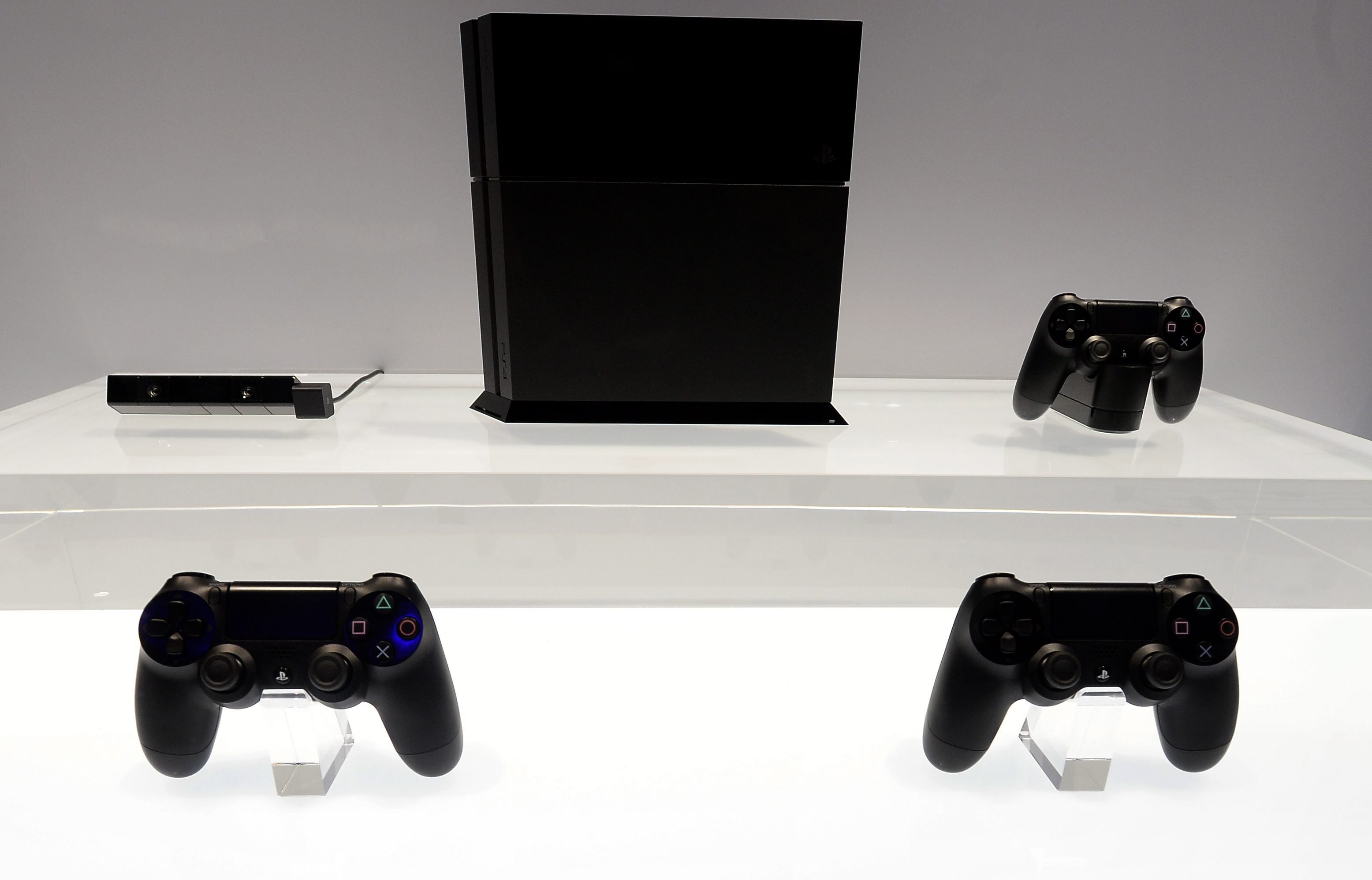 De nieuwe PlayStation 4 van Sony komt in november in de winkels. Dat maakte het elektronicaconcern dinsdag bekend op de Gamescom, de grootste beurs voor videospelfabrikanten in Europa. Hoofd van de computerentertainment-tak Andrew House liet weten dat Sony al meer dan 1 miljoen orders voor de PS4 heeft gekregen. "De respons is niets minder dan een wonder", aldus House. De PlayStation 4 is de eerste nieuwe spelcomputer die Sony in 7 jaar op de markt brengt en werd afgelopen juli onthuld. Klanten kunnen de spelcomputer vanaf 15 november in de Verenigde Staten kopen, twee weken later ligt de gadget ook in de Europese winkels. De PS4 wordt nog dit jaar in 32 landen gedistribueerd. In Nederland gaat de spelcomputer 399 euro kosten.