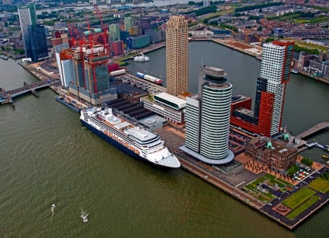 Van de vier grote steden in de Randstad heeft Rotterdam de zwakste kantorenmarkt. De vraag naar kantoorruimte vertoont daar "duidelijke tekenen van stagnatie", terwijl het aanbod toeneemt, maakte makelaarsvereniging NVM Business woensdag bekend. Amsterdam presteert volgens de makelaars het sterkst, hoewel ook daar de kantorenmarkt haarscheurtjes begint te vertonen. "In de eerste helft van dit jaar is er minder kantoorruimte verhuurd en verkocht, vergeleken met een jaar eerder", aldus de NVM. De makelaars signaleren dat de kantorenmarkt in Den Haag herstellende is. Dat komt door een groeiende vraag uit sectoren als zakelijke dienstverlening en industrie. In Utrecht blijven de marktomstandigheden, net als in Rotterdam, moeilijk. "De eerste 6 maanden van het jaar stonden in het teken van een tegenvallende vraag. Dit is vooral te wijten aan het feit dat heel wat huurders kritischer naar hun huisvesting kijken", aldus de NVM. Door het hoge aanbod van leegstaande kantoren in de Randstad zijn de huurprijzen in het afgelopen halfjaar verder gedaald.