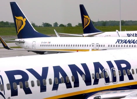 Ryanair is nog steeds van plan om een basis te openen op Schiphol. Volgens commercieel directeur Kenny Jacobs zal dat mogelijk al in het najaar van 2015 gebeuren. Dat meldt hij tegenover het Financieele Dagblad. "We zijn in gesprek met Schiphol", zegt Jacobs. Concurrent easyJet maakte eerder al bekend in het voorjaar van 2015 een basis op Schiphol te openen. Nu Ryanair na een tijdelijke groeistop weer nieuwe vliegtuigen aan de vloot toevoegt, liggen er nieuwe mogelijkheden. "Vorig jaar vroegen we al slots aan, maar uiteindelijk konden we geen capaciteit vrijmaken. Dit jaar hebben we geen slots aangevraagd omdat we geen toestellen hebben, maar volgend jaar is dat anders", zegt Jacobs. "We hopen dat we in de winter van 2015 kunnen starten en het begint op Schiphol met een basis." De luchthaven past volgens Jacobs in het aangepaste verdienmodel van Ryanair, waarbij de maatschappij meer gaat vliegen vanaf primaire in plaats van secundaire luchthavens. Ook wil de Ierse budgetcarrier meer zakenreizigers aan boord krijgen. "Wij kijken of de markt er is en of de luchthaven voldoet aan onze voorwaarden. Dat is het geval." Wel vindt Jacobs Schiphol duur, ondanks een tariefverlaging van 6,7 procent. "We vinden Schiphol heel duur, maar zien ook dat de markt gunstig is. We willen een goede deal. Nederlanders zijn pragmatisch als het op zakendoen aankomt." Ryanair heeft eerder gezegd dat alle Europese luchthavens mogelijke Ryanair-bestemmingen kunnen worden, afgezien van de grote drie Londen Heathrow, Parijs Charles de Gaulle en Frankfurt. Samenwerking met Air France-KLM Jacobs meldt verder in het FD – net als eerder 'grote baas' Michael O'Leary – een samenwerking met Air France-KLM wel te zien zitten, hoewel pas over een jaar of vijf. “Ik sluit niet uit dat wij dan binnen de Europese markt passagiers aanvoeren voor KLM, dat het intercontinentale verkeer verzorgt.” Jacobs zegt er een hard hoofd in te hebben dat een pan-Europese divisie van Transavia van de grond komt. Schiphol-topman Jos Nijhuis zei maandag volgens het FD overigens niets van de Ryanair-plannen af te weten. Een jaar geleden verraste Ryanair vriend en vijand door onverwachts met plannen voor de opening van een basis op het Belgische Brussels Airport (Zaventem) te komen. Inmiddels zijn die plannen verwezenlijkt. Prijzenoorlog in luchtvaart Volgens Jacobs kunnen Nederlandse vakantiegangers zich de komende tijd verheugen in een aanhoudende prijzenoorlog tussen luchtvaartmaatschappijen. "Dat betekent meer keuze tegen lagere tarieven'', aldus de bestuurder tegenover persbureau ANP. Zelf gaat Ryanair ook het gevecht aan in ons land. Zo wordt het aanbod vanaf Eindhoven met ingang van de aankomende zomer uitgebreid met vijf nieuwe bestemmingen. "We hebben hier een hoop te winnen'', zei Jacobs. "In heel Europa zijn we met 14 procent marktaandeel de grootste, maar in Nederland hebben we maar 4 procent. Alleen al een stad als Manchester is voor ons een grotere markt.'' Veel vraag van Nederlandse passagiers Vraag bij Nederlandse passagiers is er volgens de tweede man bij de Ierse prijsvechter wel volop. "Dat zien we wel aan de vele Nederlandse paspoorten die langskomen op onze vluchten vanaf bijvoorbeeld Brussel'', zei hij. Mede daarom wil Ryanair vanaf het najaar van 2015 een basis openen op Schiphol. Jacobs sprak van "een onvermijdelijke stap''. Ryanair ziet easyJet als de te kloppen partij. Traditionele luchtvaartmaatschappijen als Air France-KLM willen ook meer goedkope vakantievluchten aanbieden, maar daar ligt het Ierse bedrijf niet wakker van. "Air France-KLM maakt al verlies bij een gemiddelde ticketprijs van 250 euro. Als ze dat moeten verlagen naar 50 euro, dan overleven ze dat gewoon niet'', zei Jacobs. In de gesprekken met Schiphol is volgens de bestuurder ook de naam Lelystad gevallen, de overloopluchthaven waar Schiphol op termijn vooral vakantieverkeer naartoe wil leiden. "Maar dat speelt pas vanaf 2018'', zei hij. "Wij zijn best bereid erover na te denken, maar we willen wel al eerder groeien in de regio Amsterdam.''