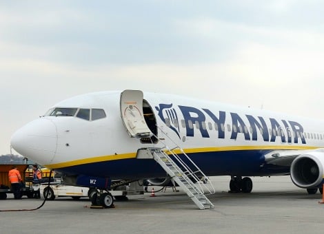 Ryanair ontslaat een piloot die heeft meegewerkt aan een Brits televisieprogramma waarin kritiek werd geuit op de veiligheidscultuur binnen de luchtvaartmaatschappij. Dat heeft het bedrijf donderdag bekendgemaakt. In het programma Dispatches afgelopen maandag zei de ervaren piloot John Goss dat hij een kritische brief had gekregen van Ryanair waarin stond dat hij te veel brandstof gebruikte. Ryanair wordt al langer verweten druk te zetten op piloten om met minder brandstof te vliegen om geld te besparen. De Ierse prijsvechter begint ook een rechtszaak tegen de ontslagen piloot. "We zullen niet toestaan dat een werknemer van Ryanair onze veiligheid in twijfel trekt op de nationale televisie, amper 3 weken nadat hij schriftelijk bevestigd had aan Ryanair dat hij geen zorgen had over de veiligheid." Piloten willen onderzoek naar veiligheid Goss is lid van het bestuur van de Ryanair Pilot Group, een vakorganisatie voor Ryanairvliegers. Die publiceerde deze week een enquête waaruit blijkt dat een zeer groot deel van de piloten van de luchtvaartmaatschappij graag wil dat de Ierse luchtvaartautoriteit IAA een onderzoek start naar de veiligheid binnen Ryanair. Ryanair reageerde al eerder heel fel na een belastend televisieprogramma. Een half jaar geleden zeiden vier piloten in het Nederlandse KRO Reporter onder meer dat zij van hun werkgever ook moeten vliegen als ze ziek zijn. Ryanair kondigde daarop juridische stappen aan tegen de KRO. De piloten zelf waren onherkenbaar in beeld gebracht.