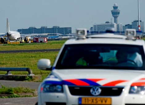 De marechaussee op Schiphol heeft een grote bende opgerold die een drugslijn met de Antillen onderhield. Naast de drugs werden ook 'soldaten' ingevlogen die op de Cariben waren benaderd om in Nederland een rivaal om te brengen. Inmiddels zou justitie achttien mensen volgen die betrokken zijn bij de acties. Dat schrijft Het Parool zaterdag. De recherche van de marechaussee deed al langere tijd onderzoek naar pakketten cocaïne die in vliegtuigen bleken te zijn verstopt. Op 26 februari 2012 vond men zes kilo coke in een vliegtuig dat vanuit Bonaire op Schiphol was gearriveerd. Men concludeerde dat op de Antillen en op Schiphol personeel van de luchthaven betrokken was bij de smokkel, zo schrijft de krant. Er is niet bekend gemaakt of het over toestellen van KLM of ArkeFly gaat. Beide maatschappijen vliegen van en naar Bonaire in combinatie met Aruba en Curaçao. Van KLM is bekend dat er tijdens onderhoud drugssporen zijn aangetroffen in de MD-11’s toen deze toestellen actief werden ingezet op de Antillen. Athena De Fiod, en de marechaussee zetten het onderzoekteam Athena op en volgden mensen die voornamelijk vanuit Amsterdam, maar ook vanuit de regio Rotterdam en Den Haag cocaïne importeerde uit de Cariben. Het onderzoeksteam onderschepte een tweede bescheiden partij toen in juni 2012 een passagier uit Curaçao zo'n 3,5 kilo cocaïne in haar koffer bleek te vervoeren. Zij werd van Schiphol afgehaald door de zus van een vermoede leider van de criminele organisatie uit Amsterdam-Zuidoost. Het onderzoek nam in het najaar een wending toen het beeld rees dat de groepering huurmoordenaars uit de Cariben invloog om in Nederland een rivaal te liquideren: ene Quincey S. Vijf arrestatieteams en zo'n 170 opsporingsambtenaren vielen de afgelopen tijd binnen op twintig locaties, waaronder garages in Amsterdam-Noord en Schiedam en een woning in Rotterdam. Pistolen Op aangetroffen gsm's staan foto's van verdachten poserend met vuurwapens, geld en drugs. Een filmpje toont een verdachte die schiet met (semi)automatische pistolen met geluiddempers en een vizier. Enkele verdachten die zijn opgepakt zijn lid van de No Limit Soldiers op de Cariben. Een straatbende die wordt verdacht van betrokkenheid bij de moord op de Curaçaose politicus Helmin Wiels.