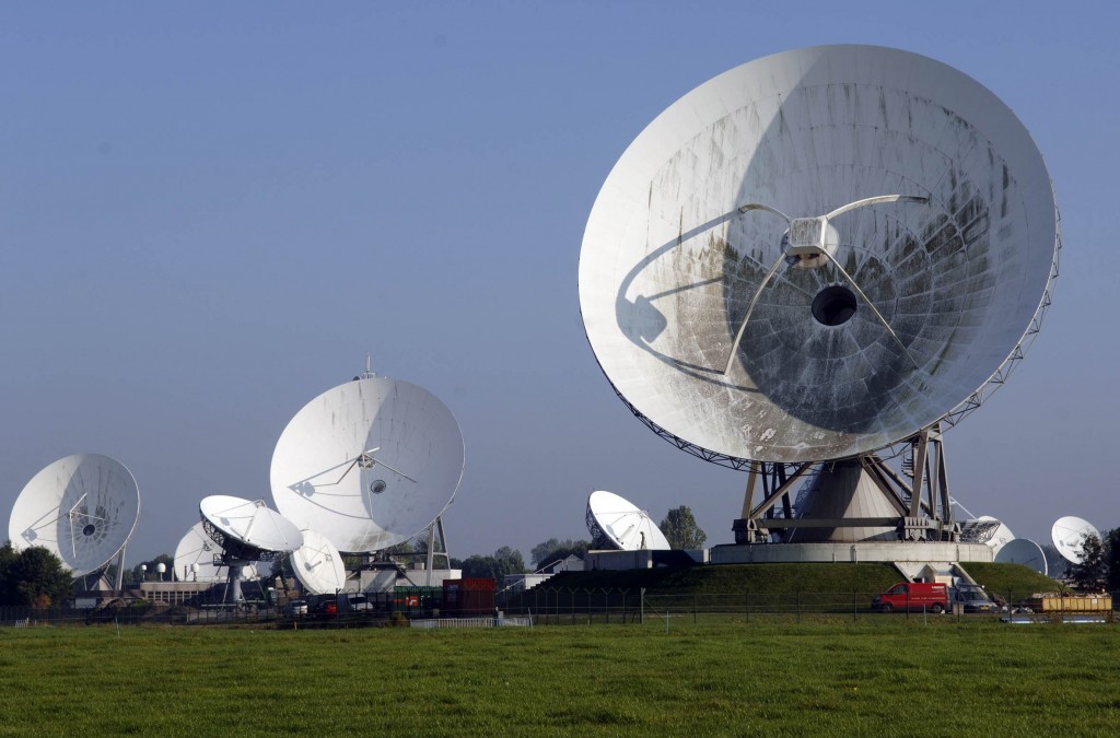 Mobiel communicatieverkeer en communicatieapparatuur in vliegtuigen krijgen waarschijnlijk steeds vaker te maken met storingen. Dat komt omdat de sterkte van het magneetveld van de aarde afneemt. Dat blijkt uit onderzoek van de faculteit geowetenschappen van de Universiteit Utrecht. De resultaten werden donderdag bekendgemaakt. Het magneetveld, dat de aarde beschermt tegen kosmische straling, neemt al eeuwen in sterkte af. In de afgelopen 1000 jaar is de kracht met 20 procent afgenomen, berekende onderzoeker Lennart de Groot. Bovenop deze afname komen lokaal hevige fluctuaties voor, waardoor de kracht van het magneetveld in relatief korte tijd tot wel 50 procent afneemt. "Straling vanuit de ruimte heeft invloed op draadloze communicatie- en datanetwerken, communicatie in het luchtvaartverkeer en communicatie met satellieten", zegt De Groot. De afname en lokale fluctuaties van het magneetveld zal daarom voor ons merkbaar zijn door een toename van storingen als gevolg van kosmische straling, aldus de onderzoeker. "Een mogelijke consequentie is bijvoorbeeld dat vliegtuigen op een lagere breedtegraad moeten vliegen, wat de vluchtduur verlengt", zegt de wetenschapper. De effecten van de afname van de kracht van het magneetveld op lange termijn zijn niet bekend. Dat deze helemaal verdwijnt, is overigens uitgesloten, maar de sterkte van het veld kan wel heel klein worden, aldus De Groot. Het magneetveld van de aarde werkt als een schild om de aarde die kosmische straling afleidt naar de polen en is dynamisch. Zo verandert de locatie van de Noordpool elk jaar met tientallen kilometers. Sinds het ontstaan van de aarde zijn de polen vaak omgekeerd. Dat gebeurt eens in de 200.000 tot 300.000 jaar, aldus de universiteit. Wat de gevolgen van zo'n omkering zijn voor het leven op aarde, is niet bekend. Het lijkt er volgens de onderzoeker overigens niet op dat ons zo'n omkering op korte termijn te wachten staat. De Groot hoopt op 6 september te promoveren op zijn onderzoek.