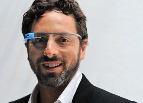 Het is niet de prijs die consumenten weerhoudt om een Google Glass te gaan kopen als het product op de markt komt. De Amerikaanse Toluna vroeg 1.000 Amerikaanse consumenten of ze Google Glass zouden kopen en wat de overwegingen zijn bij die keuze. Ruim 70 procent van de respondenten gaf aan de bril van Google niet te zien zitten vanwege bezorgdheid rondom hun privacy. De ondervraagden maken zich vooral zorgen over hacks waardoor hun persoonlijke gegevens op straat zouden komen te liggen. Een tweede zorg is dat Google Glass te veel afleiding geeft tijdens bijvoorbeeld het autorijden. Daarnaast denkt meer dan een derde van de ondervraagden meer kans te lopen om beroofd te worden terwijl ze de Google-bril dragen, die momenteel alleen voor ontwikkelaars in de VS te koop is en zo'n 1500 dollar kost. Google probeert al langer de privacyzorgen rondom Google Glass weg te nemen. Zo kwam het bedrijf in april met een top 10 van mythes over Google Glass. Amerikaanse luchtmacht test Google Glass De Amerikaanse luchtmacht ziet wel mogelijkheden voor de inzet van Google Glass. Nieuwssite VentureBeat meldt dat de Amerikaanse luchtmacht testen uitvoert met de bril. Via Explorer-programma van Google Glass heeft de luchtmacht twee brillen bemachtigd waarmee ze de mogelijkheden van de bril voor het leger onderzoeken. De luchtmacht zou onder meer zelfs apps bouwen voor Google Glass, waarmee de bril gebruikt kan worden in gevechtssituaties. Lees ook Google Glass dragen? Dan kun je beter eerst naar de kapper