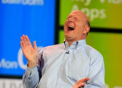 Na zo'n veertien jaar komt er een einde aan het tijdperk Steve Ballmer bij Microsoft. Een terugblik in foto en video. Er zijn weinig topmannen zo expressief als Steve Ballmer. Hij praat met zijn handen, trekt gekke bekken en is niet te beroerd in volle sprint uit de coulissen te komen. Beroemd is de onderstaande video van Ballmer bij een evenement ter ere van het 25-jarig bestaan van Microsoft in 2000. Met gebalde vuisten komt de kale ceo luid schreeuwend het podium opgerend. Ook de video hieronder is vele malen bekeken en gepersifleerd. Ballmer herhaalt op mantra-achtige wijze het woord developers om aan te geven dat ontwikkelaars erg belangrijk zijn voor Microsoft. Dat Ballmer zich zo laat gaan, komt door zijn achtergrond. Hij is een marketingman, de eerste die door Microsoft werd aangenomen in 1980. Ballmer is geen techneut die problemen op wil lossen. Hij wil mensen motiveren en de moraal hoog houden. De uitspattingen van Ballmer doen het niet alleen goed op video, ook fotografen zijn dol op zijn gezichtsuitdrukkingen en gebaren. Bekijk de slideshow Bizarre beelden van Ballmer voor een kleine greep uit veertien jaar Ballmer. Lees ook Ballmer weg, koers Microsoft schiet omhoog