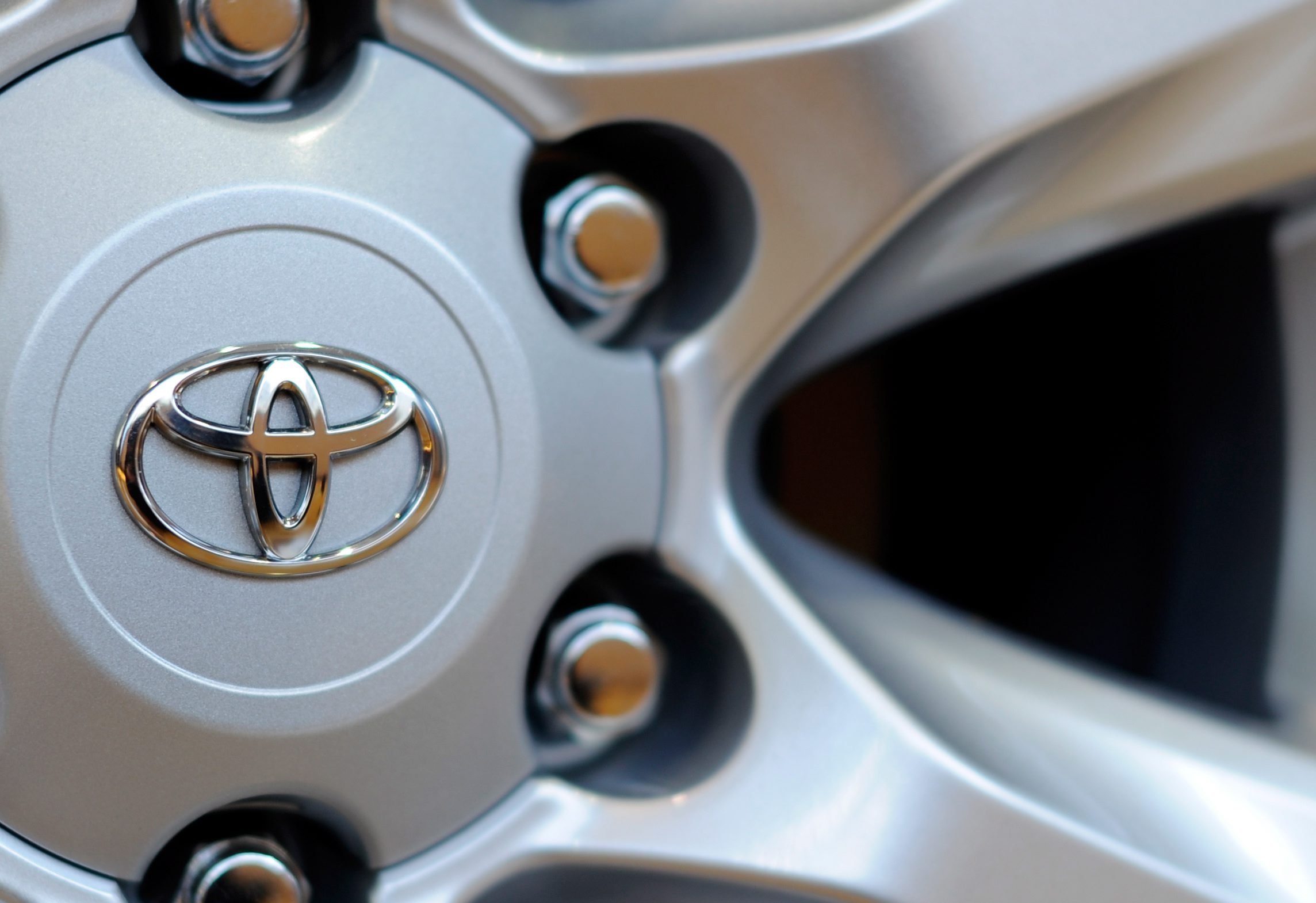 Toyota is in Europa gestopt met het leveren van modellen met het nieuwe aircomiddel R1234yf, dat volgens Mercedes brandgevaarlijk is bij een crash. Daarmee krijgt het Duitse merk dus steun uit onverwachte hoek. Volgens Automotive News Europa is Toyota in Europa met het aircomiddel gestopt om de klanten niet ongerust te maken. "We voorzien de aircosystemen van drie van onze modellen weer van het oude middel R134a om de zorgen die er bij onze klanten bestaan omtrent de veiligheid van het nieuwe middel te respecteren nu er twijfels zijn gerezen over R1234yf", zei een woordvoerder. Het gaat om de Toyota GT86, de Prius Plus en de Lexus GS. Volgens Toyota kan het zonder consequenties overschakelen op het oude middel omdat er nog een typegoedkeuring bestaat met R134a. Toyota voegt er wel aan toe dat het zelf niet twijfelt aan de veiligheid van het nieuwe aircomiddel. In Frankrijk mogen enkele Mercedes-modellen die niet zijn voorzien van het sinds dit jaar verplichte aircomiddel R1234yf, niet meer worden verkocht. Mercedes heeft daartegen gerechtelijke stappen ondernomen omdat de modellen in Duitsland een typegoedkeuring hebben gekregen die in heet de EU geldig is. Frankrijk is het enige land dat de verkoop van de bewuste Mercedes-modellen blokkeert.