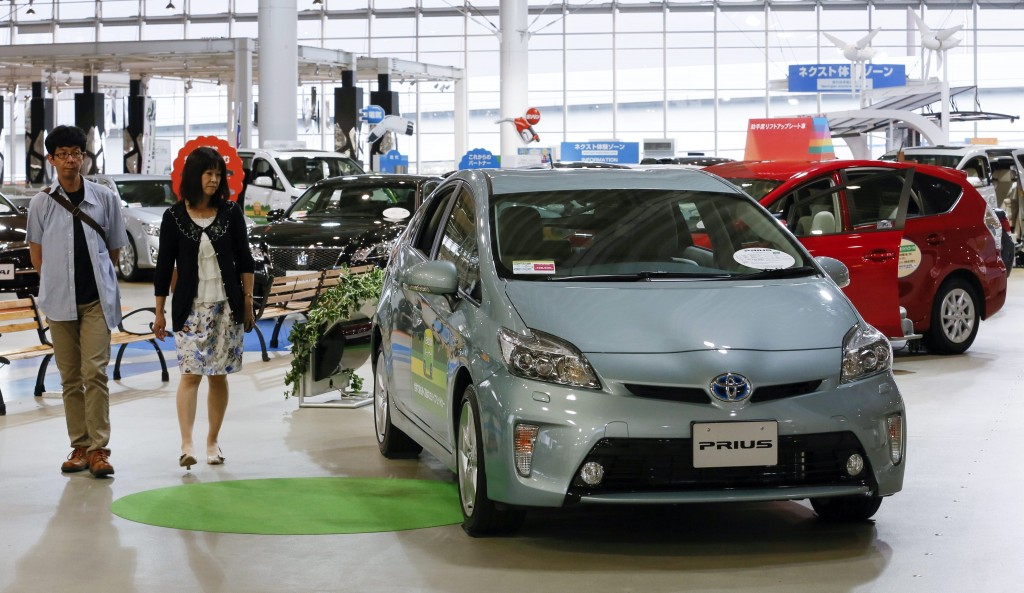 Toyota, de grootste autofabrikant in Japan, heeft de winstverwachting voor het lopende boekjaar met 8 procent naar boven bijgesteld dankzij de afgezwakte yen. Dat heeft het bedrijf vrijdag bekendgemaakt. De nettowinst in het boekjaar, dat loopt tot eind maart 2014, groeit naar verwachting tot 1,48 biljoen yen (11,4 miljard euro). Dat is de grootste winst in zes jaar. Eerder gingen de Japanners uit van een winst van 1,37 biljoen yen.