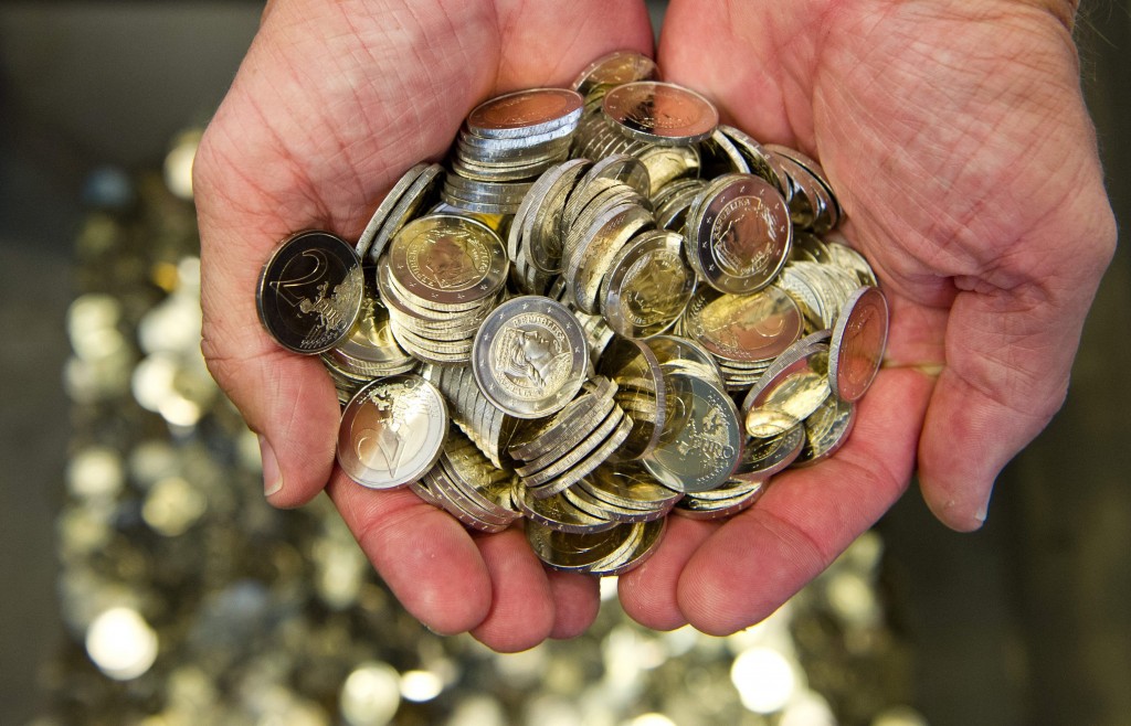 In Wilp (Gelderland) is tijdens een schatzoekwedstrijd zaterdag een echte schat gevonden. Tussen de nepmunten werden ook tientallen munten gevonden die waarschijnlijk meer dan 200 jaar oud zijn. Dat vertelt Roy Hutters, organisator van de schatwedstrijd zondag. Ruim 200 schatzoekers gingen 's middags op pad met metaaldetectors. Tijdens de nationale zoekdag struinden ze een aantal akkers af op zoek naar penningen die een boer voor de wedstrijd in de grond had verstopt. De deelnemers konden met de munten allerlei prijzen winnen zoals een detector of een detectorstrui. 58 koperen munten Voor een van de deelnemers was het zijn geluksdag. Hij vond op een akker aan de Zwarte Kolkstraat een munt die er wel heel oud uitzag. In totaal ontdekte hij 58 koperen munten op maar enkele tientallen centimeters in de grond. "Het is heel uitzonderlijk dat er zoveel munten op één plek worden gevonden", zegt Hutters. "Helemaal omdat het land natuurlijk elk jaar wordt omgeploegd, is het heel bijzonder." Drie archeologen die bij de wedstrijd waren, denken dat de munten komen uit 1700 tot 1830. De vinder mocht zijn schat mee naar huis nemen.