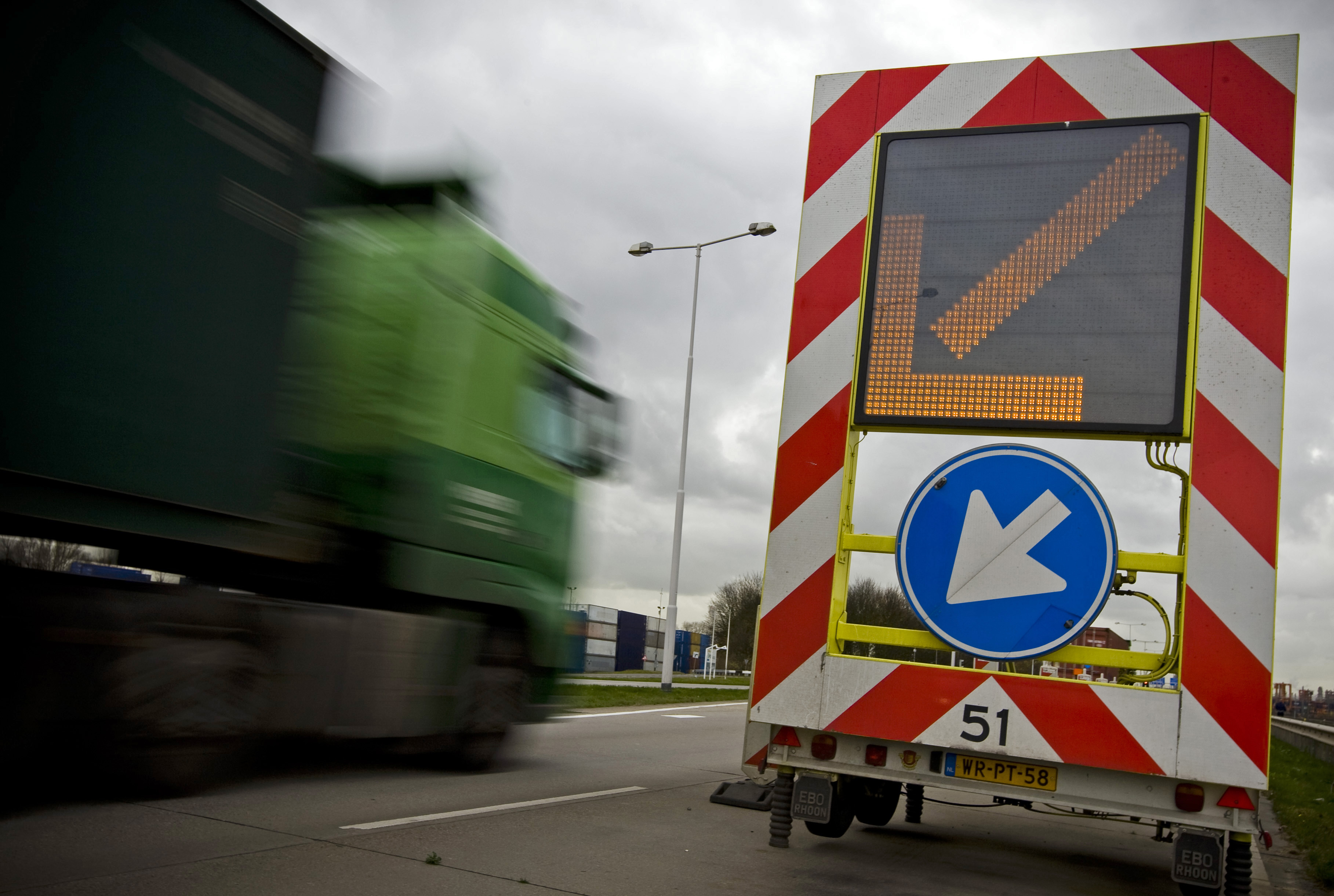 Ook dit weekeinde is Rijkswaterstaat druk met werkzaamheden op een aantal snelwegen. Het gaat om de aanleg van extra rijbanen op snelwegen, asfaltering en ander reparatiewerk. Op de A10 rondom Amsterdam zijn op een paar plekken werkzaamheden aan de weg. Zo wordt op het wegvak Amstel-Watergraafsmeer gewerkt aan extra rijstroken. Op de A12 wordt gewerkt aan twee viaducten in knooppunt Lunetten. Op de A15 zijn wegwerkers bezig met de reconstructie van het deel Maasvlakte-Vaanplein. Ook op de A73 en A79 in het zuiden van het land zijn op diverse plekken wegwerkzaamheden. Automobilisten moeten bij al het werk rekening houden met vertraging.