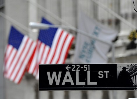 De Amerikaanse aandelenbeurzen zijn maandag gesloten vanwege Memorial Day, de dag waarop gesneuvelde Amerikaanse soldaten worden herdacht. Dinsdag zal de handel op Wall Street weer worden hervat. Nu de kwartaalcijferperiode vrijwel achter de rug is zal de focus van de markt deze week vooral gericht zijn op macro-economische cijfers. In de Verenigde Staten staan onder meer cijfers over de orderontvangst van producenten van duurzame goederen, de woningmarkt, de dienstensector en het consumentenvertrouwen op het programma. De New Yorkse graadmeters gingen vrijdag met winst het lange weekeinde in, waarbij de brede S&P 500 voor het eerst boven de 1900 punten eindigde. De Dow-Jonesindex sloot 0,4 procent hoger op 16.606,27 punten. De S&P klom 0,4 procent tot 1900,53 punten. Daarmee kwam de graadmeter boven het eerdere record dat op 13 mei werd neergezet.