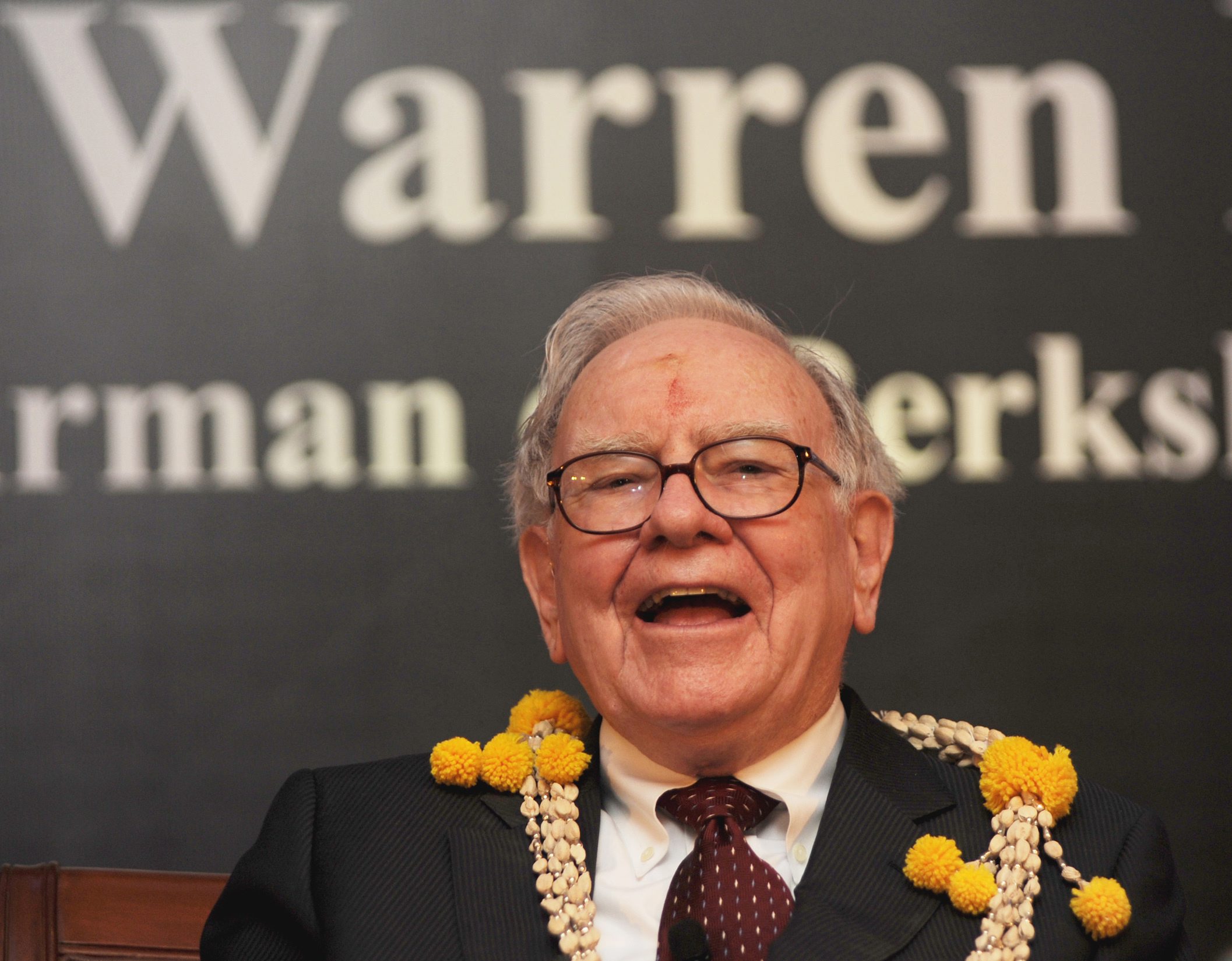 Berkshire Hathaway, het bedrijf van de befaamde belegger Warren Buffett, heeft het afgelopen kwartaal het hoogste bedrag in 2 jaar tijd uitgegeven aan aandelen. Hij stapte onder meer in de Amerikaanse aanbieder van satelliettelevisie Dish Networks. Dat blijkt uit een donderdag gepubliceerde melding van de investeringsmaatschappij bij de beurswaakhond SEC. Buffett vergrootte zijn belangen in onder meer autofabrikant General Motors (GM) en in de financiële concerns Bank of New York Mellon, US Bancorp en Wells Fargo. Behalve in Dish Networks, meldde hij ook een nieuw belang in het Canadese oliebedrijf Suncor Energy. Aan de andere kant verkleinde Buffett zijn deelnemingen in kredietbeoordelaar Moody's en de voedingmiddelenconcerns Mondelez en Kraft Foods. Zijn belang in krantenuitgever Gannett deed hij helemaal van de hand.