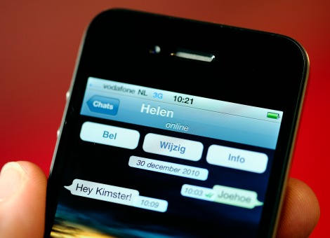 Tijdens de internationale storing van WhatsApp zaterdagavond grepen gebruikers van de app massaal terug naar de sms. Klanten met een smartphone die gebruik maken van het zogenoemde 3g-netwerk sms'ten vier keer meer dan normaal, zo blijkt zondag uit gegevens van Vodafone. Vodafone-klanten die gebruik maken van het 2g-netwerk zorgden voor 2,5 keer meer sms-verkeer. De piek lag volgens een woordvoerder van Vodafone rond 10 uur 's avonds. Dat is wel gebruikelijk, daarna gaan mensen naar bed en daalt het sms-verkeer.