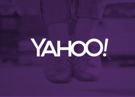Internetbedrijf Yahoo krijgt na 18 jaar een nieuw logo. Hoe het nieuwe beeldmerk eruit komt te zien, is echter nog niet bekend. De komende 30 dagen presenteert het concern elke dag een nieuw ontwerp. Op 4 september volgt de onthulling van het uiteindelijke nieuwe logo, schrijft Yahoo in een blogpost. Het logo van de eerste dag, woensdag 7 augustus, staat als foto bij dit artikel. Een nieuw beeldmerk past volgens het bedrijf bij de frisse wind die door Yahoo waait sinds de aanstelling van Marissa Mayer als bestuursvoorzitter vorig jaar. Mayer sneed onder meer in de diensten die Yahoo in de lucht houdt. Zo werd de stekker getrokken uit de zoekmachine Altavista. Ook wil ze van Yahoo weer een prettige plek maken om te werken. Sinds ze aantrad, konden de werknemers al uitkijken naar gratis eten in de kantine en nieuwe smartphones en computers. Ook heeft ze cadeaupakketten beloofd aan werknemers met baby’s en huisdieren. Daarnaast nam Yahoo 17 bedrijven over in het afgelopen jaar. Zo kocht het de nieuwsapp Summly van de 17-jarige Nick D’Aloisio, al bleek dat achteraf meer een pr-stunt te zijn. Daarnaast nam de internetgigant doelijstjes-app Astrid, videobelbedrijf Rondee, video-app Qwiki en e-mailplugin Xobni over. De grootste uitgave was de 1,1 miljard dollar die Yahoo op tafel legde voor bloggerssite Tumblr. Daarmee hoopt Mayer een hipper en jonger publiek aan te trekken. Vier jaar geleden wijzigde Yahoo het logo al eens: de rode kleur van het beeldmerk veranderde in paars. Het nieuwe logo blijft paars, schrijft het bedrijf. Ook blijft het uitroepteken behouden.