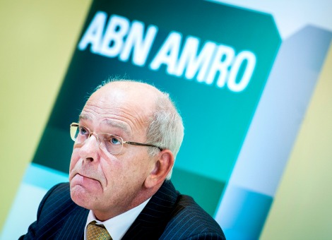 ABN Amro-topman Gerrit Zalm heeft gezegd wat we eigenlijk al wel wisten: dat de belastingbetaler verlies zal lijden op de nationalisatie van zijn bank. Analist Arne Petimezas van beursmakelaar AFS Group praat je bij vanaf de beursvloer in Amsterdam. 1. Nee, nee, nee en nog eens nee. ECB-bestuurslid en DNB-president Klaas Knot heeft dinsdag in de Tweede Kamer gezegd dat geen reden is om op grote schaal staatsobligaties te gaan opkopen, ondanks dat de inflatie volgens hem lange tijd laag zal blijven. Knot zei ook dat deflatie in Zuid-Europa noodzakelijk is om de concurrentiepositie te herstellen. Daarmee gaat Knot volkomen voorbij aan feit dat de deflatie in Zuid-Europa de torenhoge schuldenniveaus nog onhoudbaarder maken. En omdat prijzen en lonen nauwelijks stijgen in de rest van de eurozone mist de ECB steeds zijn inflatiedoelstelling van 2 procent. Maar dat vindt Knot niet zo’n groot probleem. 2. Volgens Knot kunt u rustig slapen, want van (schuld)deflatie zal geen sprake zijn en de inflatie zal uiteindelijk weer naar de 2 procent stijgen. Deze grafiek liet Knot gisteren aan de Kamer zien: de daadwerkelijke inflatie afgezet tegen de door economen verwachte inflatie over vijf jaar. (klik voor vergroting) knot De suggestie is dat omdat economen verwachten dat de inflatie in de eurozone over 5 jaar wel zo’n 2 procent zal bedragen, de te lage inflatie tijdelijk is en we niet Japan achterna gaan en in deflatie belanden. Maar hoe betrouwbaar zijn die voorspellingen van economen? De ECB vraagt economen elk kwartaal naar hun 5-jaars inflatievoorspellingen, maar ook naar hun 1- en 2-jaars inflatievoorspellingen. In de tweede grafiek staan de 1-jaars voorspellingen afgezet tegen de daadwerkelijke inflatie. (klik voor vergroting) knot2 De economen zitten er bijna altijd naast. Om met de woorden van de econoom John Kenneth Galbraith te spreken: "Het enige nut van economische voorspellingen is om astrologie respectabel te doen overkomen." Overigens is de marktverwachting dat de inflatie pas halverwege het volgende decennium aan de doelstelling van 2 procent voldoet. Dat de markt het niet nog somberder inziet, komt door de hoop dat de ECB vroeg of laat toch massaal staatsleningen gaat opkopen. 3. Investeringsmaatschappij HAL Holding is de spreekwoordelijke spin in het web van de Nederlandse oliedienstverleners. HAL heeft zijn belang in SBM Offshore verhoogd van 13,43 naar 15,01 procent. En HAL heeft al een belang van 48 procent in opslagbedrijf Vopak en een belang van 33,53 procent in Boskalis, dat op zijn beurt een belang van 15 procent in Fugro heeft en Dockwise heeft overgenomen. Wordt vervolgd. 4. Pas op voor oliedienstverleners, waarschuwt het grootste pensioenfonds van Noorwegen. Het hoofd aandelen van Government Pension Fund Norway, Nils Bastiansen, zei tegen persbureau Bloomberg dat het nog lang zal duren voordat de markt voor oliedienstverleners herstelt. "Wij verwachten dat de oliedienstverleners zware tijden tegemoet gaan", aldus Bastiansen. Bastiansen zei dat er te veel geïnvesteerd is in de sector en dat de capaciteit nu te groot is en de kosten te hoog, gezien de crash in de olieprijs. Een vat Brent-olie is sinds de zomer met meer dan 30 dollar gedaald naar 79 dollar. 5. Realitycheck voor Emmanuel Macron, de jonge Franse minister van Economische Zaken en een getrouwe van president Francois Hollande. Macron heeft doorgekregen dat het ‘investeringsprogramma’ van Europese Commissie-voorzitter Jean-Claude Juncker weinig om het lijf heeft. En Macron deed daarom zijn beklag tegen de Financial Times. "Ik vrees dat het [plan] een teleurstelling wordt", zei Macron. "Ik ben geen pessimist, maar de neiging van een vermoeid economisch systeem is om tekort te schieten." Juncker schermt met een investeringsprogramma met een omvang van 300 miljard euro over een periode van drie jaar. Slechts een fractie daarvan is overheidsgeld, en dat geld komt dan ook nog eens uit bestaande begrotingen. Om toch op 300 miljard euro uit te komen, wil Juncker privaat kapitaal ophalen. Juncker hoopt investeerders te lokken door ze verliesgaranties te geven, een constructie die veel weg heeft van een securitarisatie. Analist Arne Petimezas van AFS Group houdt je dagelijks op de hoogte van de dingen die je moet weten. Analist Arne Petimezas van AFS Group houdt je dagelijks op de hoogte van de dingen die je moet weten. 6. ABN Amro-topman Gerrit Zalm heeft gezegd wat we eigenlijk al wel wisten: dat de belastingbetaler verlies zal lijden op de nationalisatie van zijn bank. Zalm zei dinsdag bij het tv-programma Pauw dat de waarderingen van de staatsbank uiteenlopen van 12 tot 20 miljard euro. En dat is minder dan de 21 miljard euro die de staat in ABN Amro heeft gestopt. Zalm zei verder dat ABN Amro halverwege 2015 klaar is voor de beursgang en dat er in het kader van de vorige week aangekondigde reorganisatie 100 van de ruim 300 kantoren zullen worden gesloten. 7. Grote Duitse bedrijven gaan hun aandeelhouders in het zonnetje zetten. De Duitse krant Handelsblatt schrijft vanochtend dat de 30 bedrijven die in de DAX zitten volgend jaar 29,6 miljard euro aan dividend zullen uitkeren. Dat is een groei van meer dan 10 procent op jaarbasis. 8. Het winstgevende KLM zal niet opdraaien voor de staking bij het verlieslijdende Air France, die de Franse fusiepartner 500 miljoen euro kost. Dit heeft de topman van Air France-KLM, Alexandre de Juniac, gezegd volgens het Financieele Dagblad. "Hoe dan ook, KLM draait niet op voor de kosten", zo citeert de zakenkrant De Juniac. 9. Commissievoorzitter Juncker moet binnenkort een motie van wantrouwen zien te overleven. Eurosceptici in het Europees Parlement hebben genoeg steun weten te vinden om de voormalig premier van Luxemburg op het matje te roepen vanwege zijn vermeende betrokkenheid om van het groothertogdom een belastingparadijs te maken. Uit gelekte documenten blijkt dat Luxemburg multinationals heeft gelokt met uiterst lage belastingtarieven. De belastingzaak wordt momenteel onderzocht door de Commissie waarvan hij zelf de voorzitter is. "Een persoon die verantwoordelijk is voor de totstandkoming, de uitvoering, de governance en het monitoren van dit agressieve beleid van belastingontduiking heeft niet de geloofwaardigheid om Europese burgers te dienen als voorzitter van de Europese Commissie", aldus de motie van de eurosceptici. Juncker, premier van 1995 tot 2013, heeft ontkend dat hij belastingontduiking heeft aangemoedigd, maar ook gezegd dat hij politiek verantwoordelijk is voor alles zich tijdens zijn premierschap afspeelde in Luxemburg. De kans is klein dat het Parlement Juncker en zijn Commissie naar huis stuurt. De motie wordt gesteund door 10 procent van het parlement. Mogelijk kunnen nog een aantal parlementsleden van gevestigde partijen de motie steunen. 10. Europese beurzen noteren licht hoger na vier dagen op rij hoger te zijn gesloten. Echt spannend is het niet, want beleggers zijn in afwachting van de notulen van de monetaire vergadering van de Federal Reserve. Uit de notulen moet blijken dat de Fed vanwege sterke banencijfers dichter bij de eerste renteverhoging is gekomen. Arne Petimezas is analist bij financiële dienstverlener AFS Group. Deze bijdrage is niet bedoeld als advies tot het doen van individuele beleggingen.