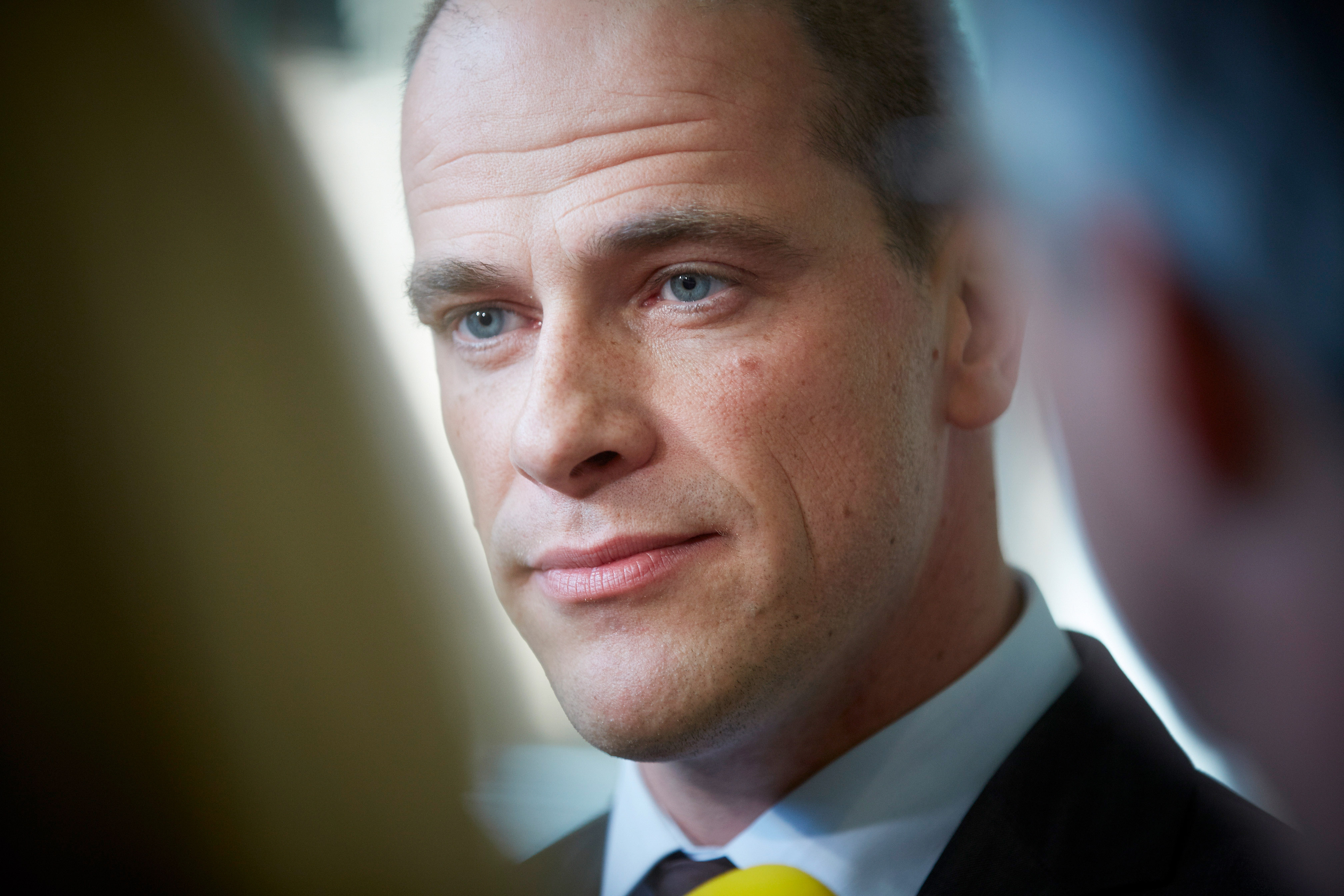 Het zou het kabinet en voor de Nederlanders geen euro schelen als het kabinet de JSF niet zou kopen. PvdA-leider Diederik Samsom zei dat dinsdagavond in een debat met de fractievoorzitters van de zes grootste partijen bij de NOS. Samsom antwoordde op PVV-leider Geert Wilders die het kabinet verwijt de ouderen in de kou te laten staan, maar wel op 37 JSF-toestellen te kopen voor in totaal 4,5 miljard euro. VVD-fractievoorzitter Halbe Zijlstra zei dat de luchtmacht de F-16 nou eenmaal moet vervangen, net zoals mensen thuis na zoveel jaar een nieuwe auto kopen. ,,Laten we er geen enorme rel van maken. Het bedrag is geloof ik gelijk aan 3 weken zorg en er wordt een beeld geschetst of we de ouderen uitkleden voor een straaljager, maar dat is niet wat we aan het doen zijn.'' In het debat werden vooral bekende standpunten herhaald. CDA-leider Sybrand Buma pleitte ervoor de overheid te verkleinen en de belastingen niet te verhogen. Dat laatste wil Wilders ook, al wreef hij Buma in dat die in het vorige kabinet nog had ingestemd met een btw-verhoging. Wilders wil, zoals bekend, dat Nederland uit de Europese Unie stapt, geen ontwikkelingsgeld meer geeft en geen leningen meer geeft aan landen als Griekenland en Cyprus. Zijlstra benadrukte dat het kabinet Nederland vergaand hervormt en dat we met z'n allen ,,even door de crisis heen'' moeten. Nog langer op de pof leven kan niet, zei hij, verwijzend naar het begrotingstekort van 20 miljard euro. ,,Het probleem is alleen dat het kabinet zoveel hervormt dat de mensen er onzeker van worden.'' Pechtold bestreed dat: de belangrijkste hervormingen zijn volgens hem juist uitgesteld.