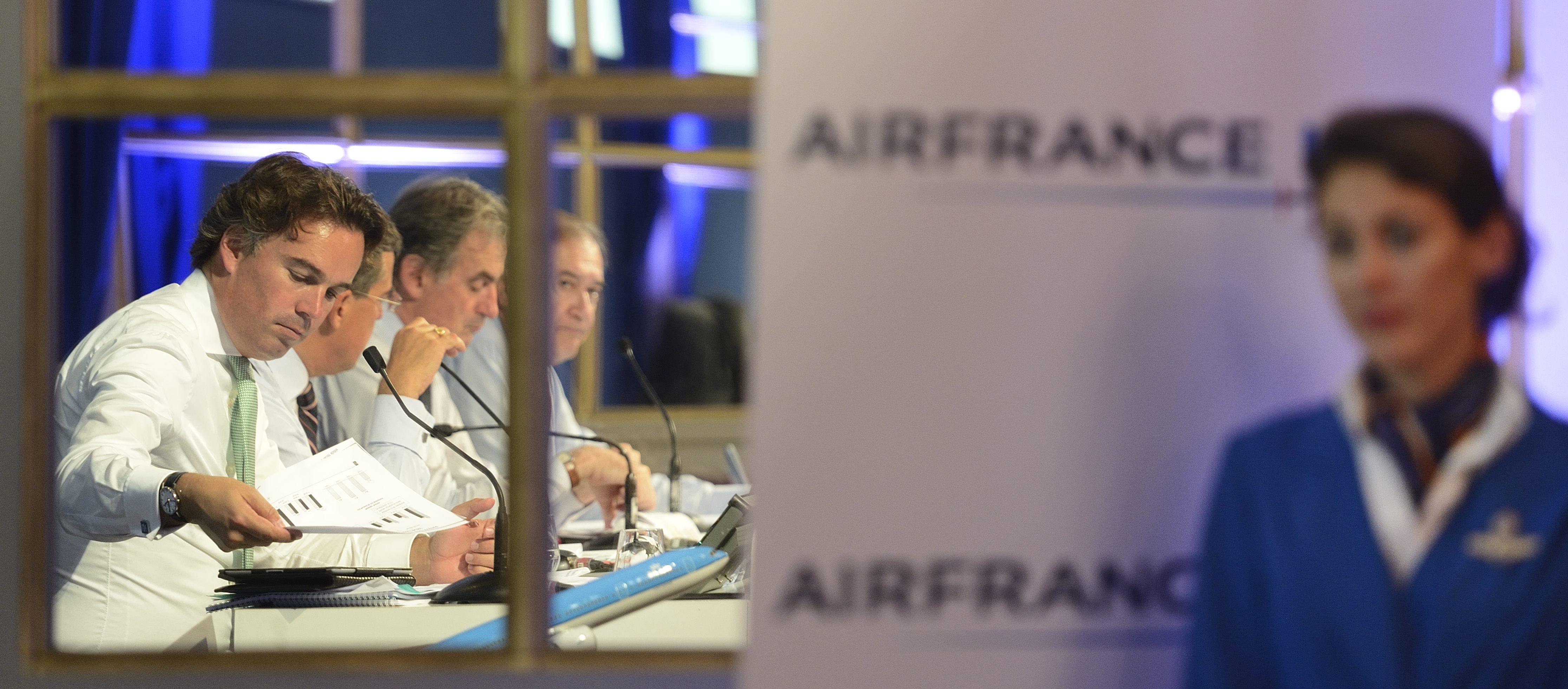 Luchtvaartmaatschappij Air France, het zusterbedrijf van KLM, schrapt mogelijk een paar honderd banen meer dan eerder werd aangekondigd. Dat schrijft maandag de Franse zakenkrant Les Echos. Air France heeft al een besparingsprogramma lopen waardoor ruim 5100 banen verdwijnen. Eind juli werd bekend dat daar nog tussen de 2500 en 2600 arbeidsplaatsen bijkomen. Les Echos weet echter te melden dat het extra banenverlies kan oplopen tot 3000. Het bedrijf wil volgens de krant nog altijd gedwongen ontslagen vermijden. Air France zou verder plannen hebben om de komende jaren geleidelijk afscheid te nemen van de Boeing 747, te beginnen bij de vrachtvliegtuigen van dat type. Het dubbeldekstoestel, waarmee lage afstanden worden gevlogen, zou te duur zijn in het gebruik. Topman Frédéric Gagey bespreekt de plannen, die volgend jaar 400 miljoen euro aan extra besparingen moeten opleveren, volgens Les Echos deze week binnen het bedrijf. Begin oktober wordt een definitieve beslissing genomen.