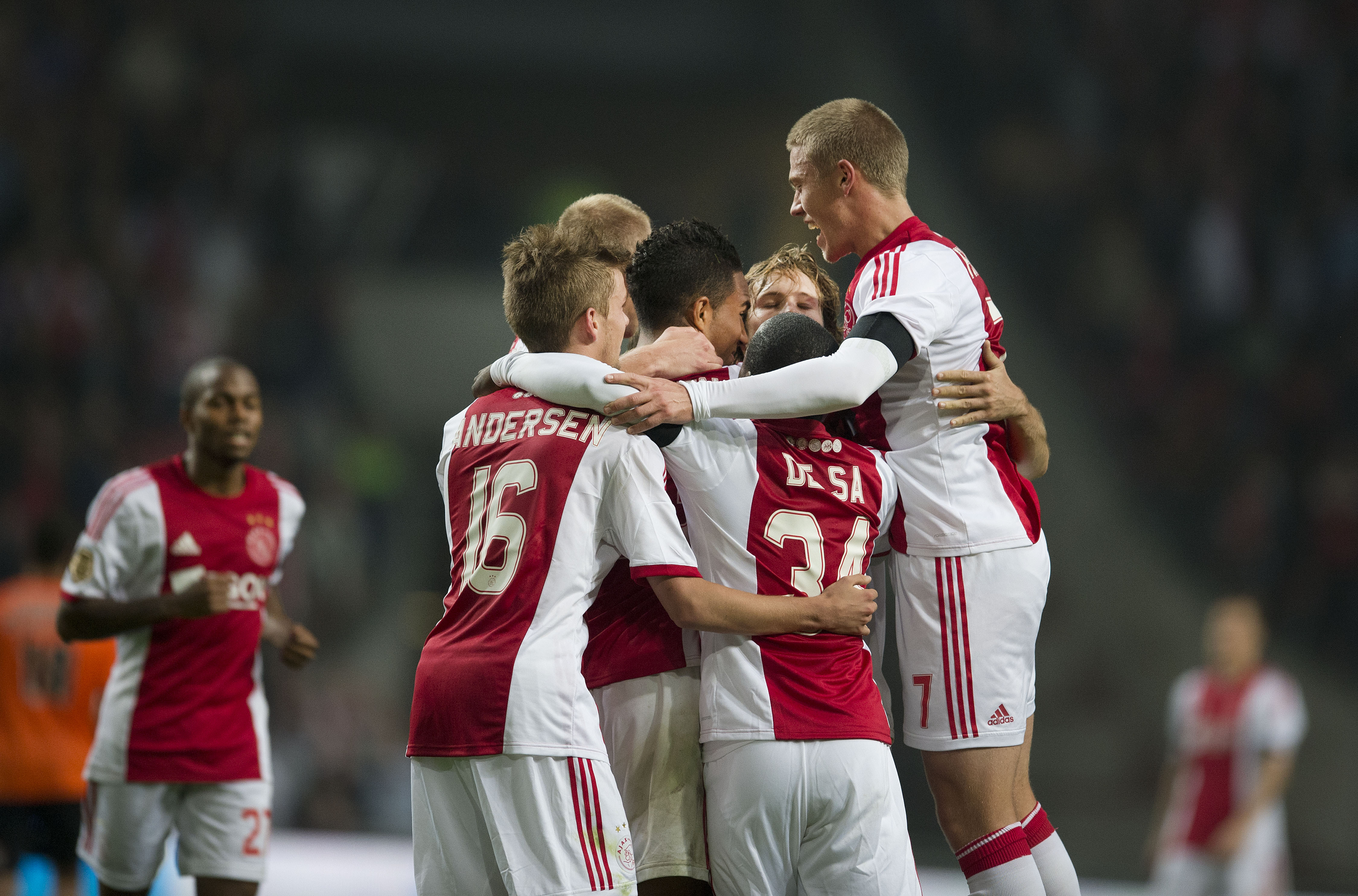 Ajax heeft in het boekjaar 2012/2013 een nettowinst behaald van 18,2 miljoen euro. Dat is 8,5 miljoen meer dan een seizoen eerder. Dat maakte de beursgenoteerde voetbalclub uit Amsterdam donderdag bekend. De winststijging is te danken aan hogere vergoedingssommen uit de verkoop van spelers. Het operationeel resultaat, waarin die inkomsten niet worden meegerekend, viel terug van 13,1 naar 10,2 miljoen euro. De omzet steeg licht tot 105,6 miljoen euro. UEFA Voor het lopende boekjaar verwacht Ajax opnieuw een positief operationeel resultaat, onder meer dankzij de deelname aan de UEFA Champions League.