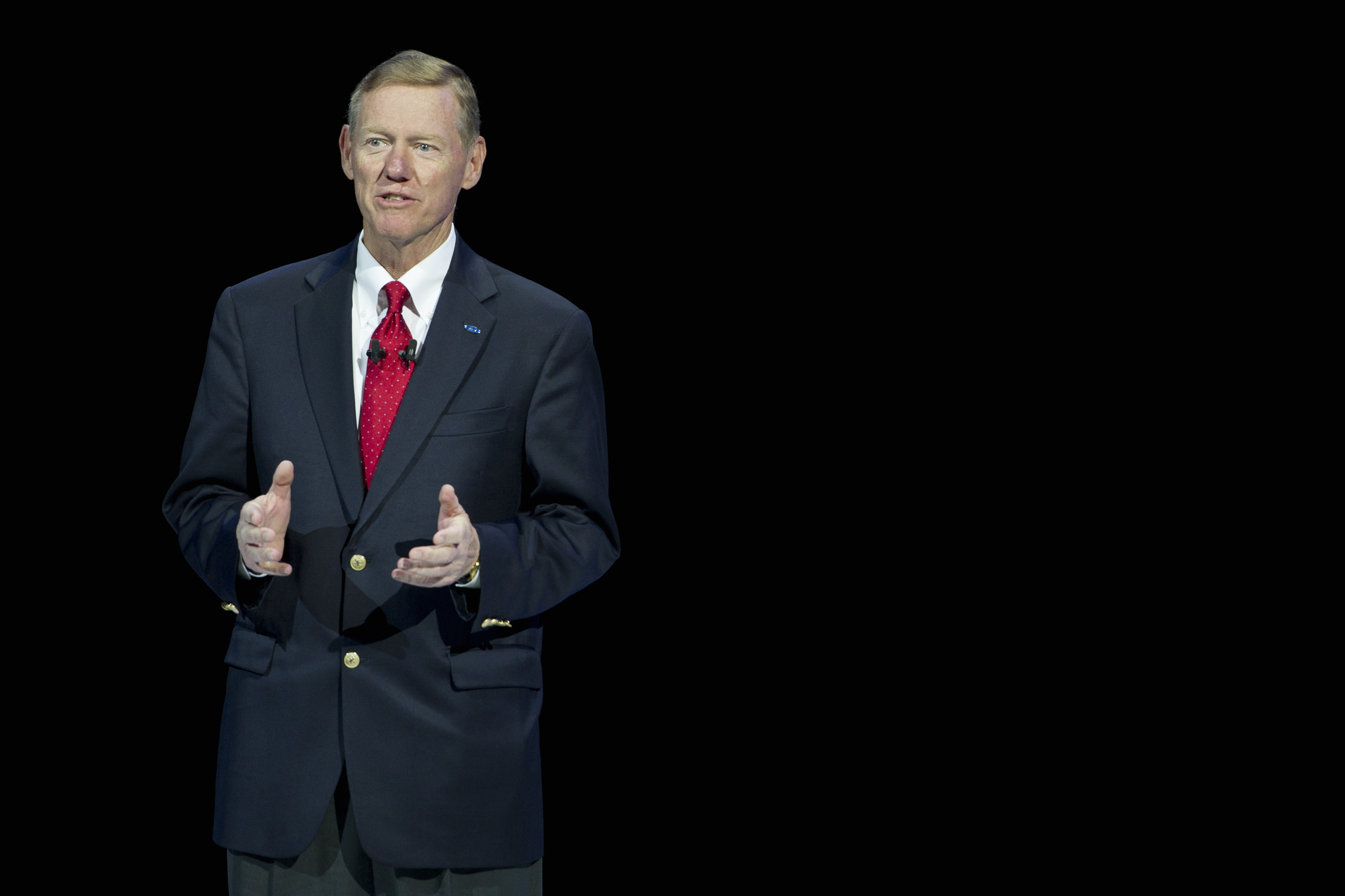Ford-topman Alan Mulally spreekt de hardnekkige geruchten tegen dat hij gaat opstappen bij de op een na grootste autoproducent van de Verenigde Staten. ,,Ik ben van plan om minstens tot eind 2014 in dienst te blijven als bestuursvoorzitter van Ford’’, liet Mulally zaterdag weten aan persbureau Bloomberg. Mulally (68) trad in 2006 in dienst bij Ford en wist het toen noodlijdende concern met groot succes door de kredietcrisis te loodsen. Dat deed hij zonder kapitaalinjecties van de Amerikaanse overheid. Afgelopen weken waren er geruchten dat de directeur aan het uitkijken is naar andere topposities in het bedrijfsleven. Daarbij is hij ook genoemd als interim-directeur bij Microsoft, als opvolger van Steve Ballmer. De bestuursvoorzitter van het softwareconcern gaf vorige maand te kennen dat hij het komende jaar zal aftreden.