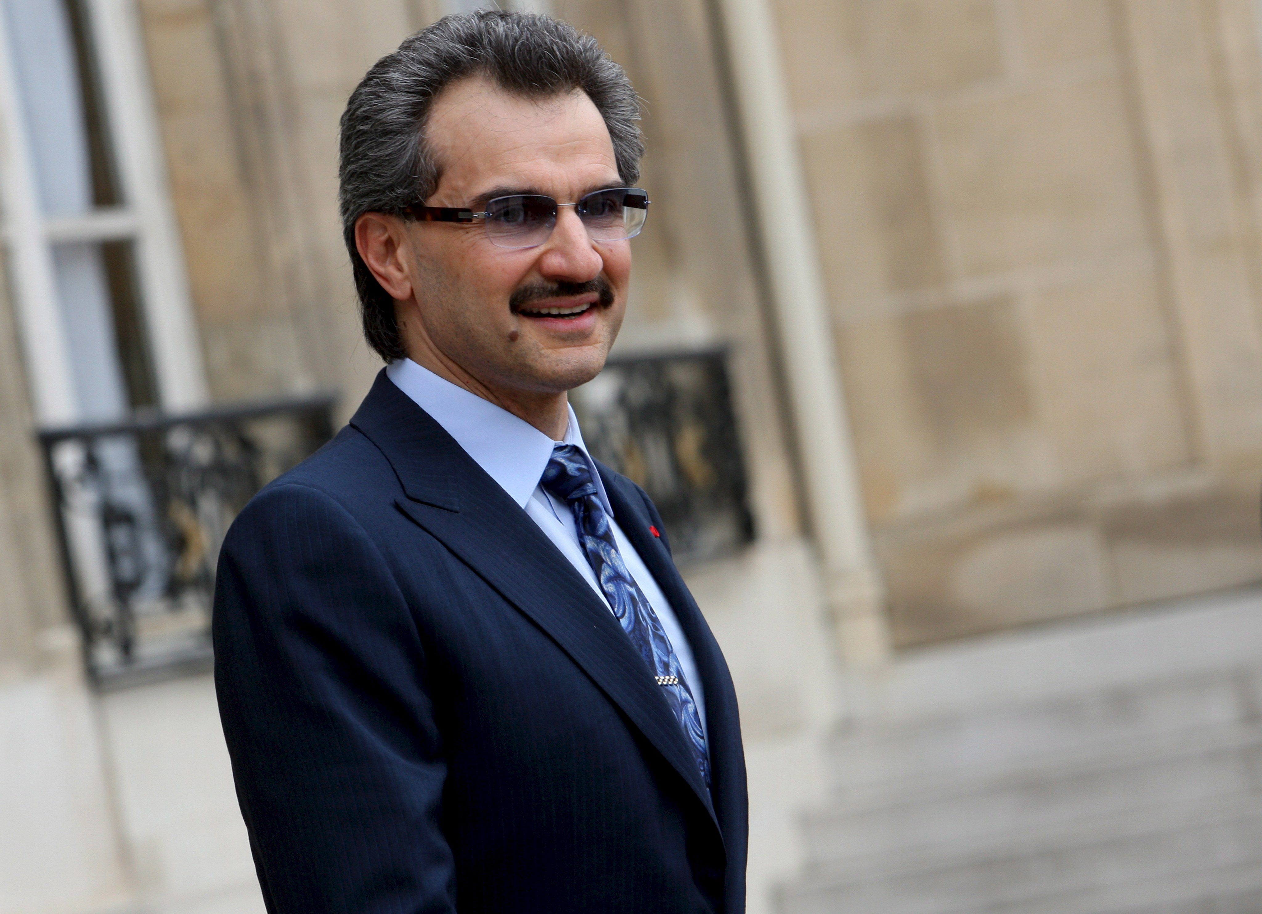 De Saoedische prins Alwaleed bin Talal zal zijn aandelen in Twitter niet van de hand doen bij een beursgang van de microblogsite. Dat zei hij maandag. De miljardair investeerde in 2011 zo'n 300 miljoen dollar in de Amerikaanse onderneming. Twitter zette eind vorige week de lang verwachte eerste stap naar de aandelenmarkt. Het bedrijf diende vertrouwelijk een document daarvoor in bij de Amerikaanse toezichthouder SEC. Bin Talal denkt dat de beursgang eind dit jaar of begin 2014 al zal plaatsvinden. Of hij nieuwe aandelen gaat kopen wilde hij niet zeggen. "Twitter is een erg strategische investering voor ons. Met de 300 miljoen gebruikers die ze hebben en de half miljard tweets per dag is het groeipotentieel enorm'', zo zei hij. De beleggingen van Bin Talal worden door de financiële markten scherp in de gaten gehouden, na succesvolle investeringen in onder meer Citigroup en News Corp. Hij denkt overigens dat Twitter meer waard is dan de 14 tot 15 miljard waarop het nu door financiële kenners wordt gewaardeerd.