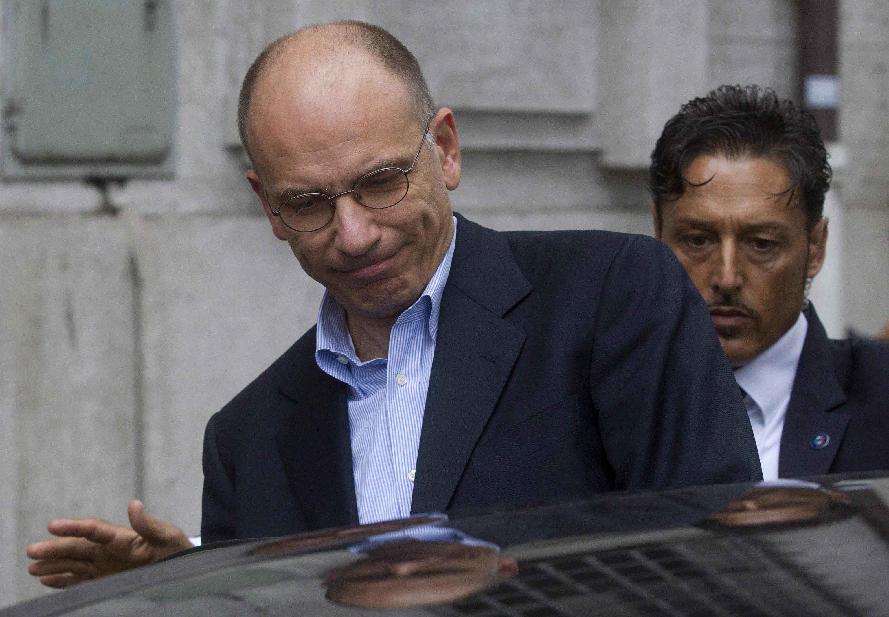 De zoveelste politieke crisis in Italië kan weleens een gunstig bijeffect hebben. Als de regering van Enrico Letta aftreedt, leidt dat tot een lager begrotingstekort. Voor de politieke stabiliteit van Italië is de val van de centrum-linkse regering van Enrico Letta slecht nieuws. Dat slechte nieuws leidt bijna automatisch tot een hogere rente op Italiaanse staatsobligaties. Maar als Letta er niet in slaagt om het vertrouwen van de senaat te krijgen door een deal te sluiten met de politieke beweging van komiek Beppe Grillo of dissidenten uit de partij PdL van Berlusconi, heeft dat een gunstig neveneffect op de begroting voor 2014. De regering Letta was van zins een aantal maatregelen die in gang waren gezet door de regering van Mario Monti terug te draaien. Zo wilde de regering Letta dat de btw-verhoging niet doorging en was hij van plan om een extra belasting op onroerend goed toch niet in te voeren. Voor alle maatregelen die Letta wilde schrappen, zijn echter nieuwe wetsvoorstellen nodig. Valt de regering dan is de kans groot dat die maatregelen gewoon worden ingevoerd. In totaal zijn ze goed voor een besparing van 4 miljard euro, meldt The Wall Street Journal. Daarmee komt Italië dicht in de buurt van de Europese regel dat een begrotingstekort niet groter mag worden dan 3 procent van de bruto binnenlands product.