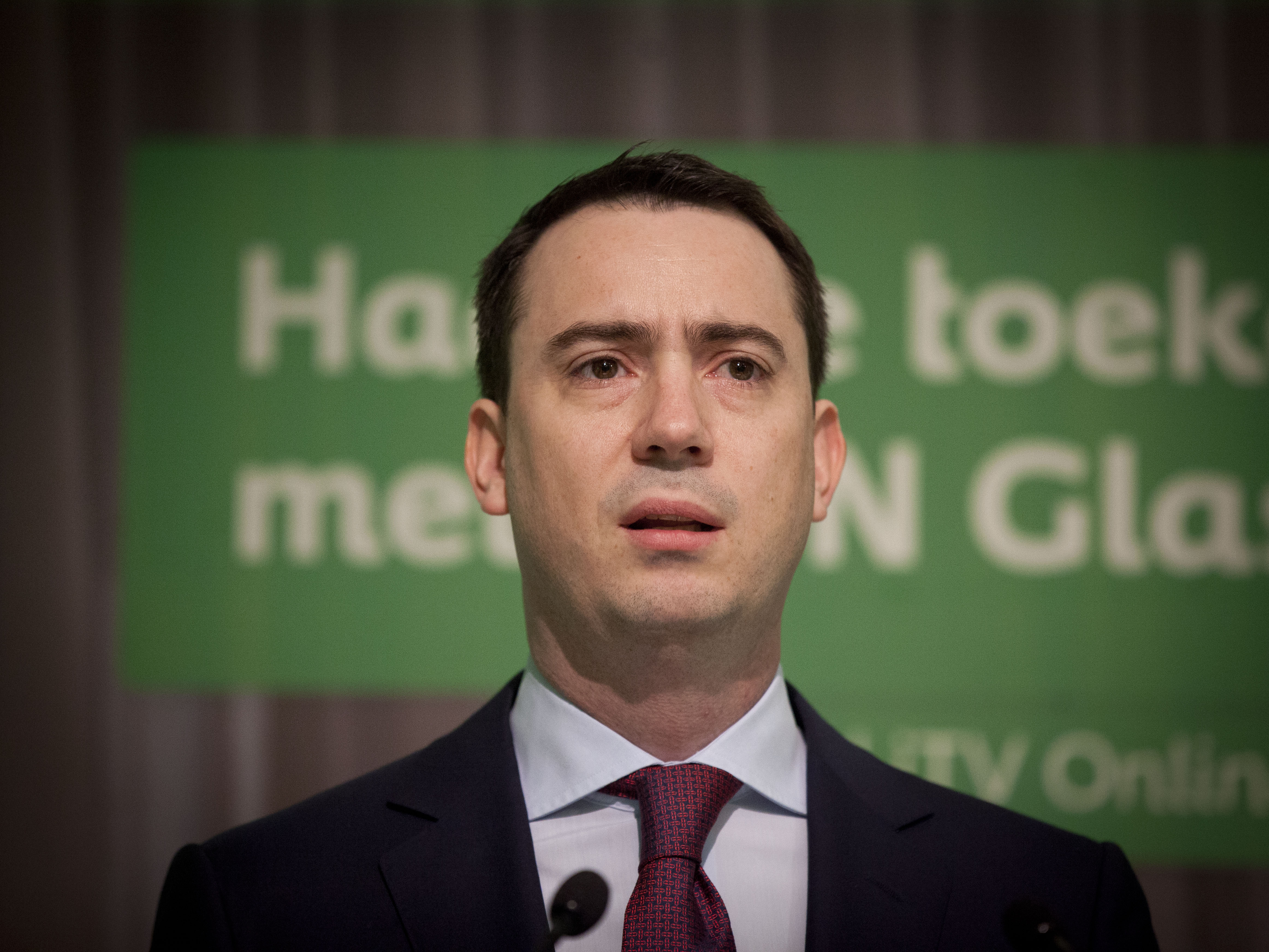 De financieel directeur van KPN, Eric Hageman, legt zijn functie vanwege persoonlijke redenen per direct neer. Dat maakte het telecombedrijf maandag bekend. Het vertrek van de bestuurder heeft volgens KPN niks te maken met de huidige ontwikkelingen bij KPN of met werkverhoudingen. De onderneming zal over de invulling van de functie ,,zo spoedig mogelijk'' mededelingen doen. Het vertrek van Hageman komt zeer onverwacht. Het bedrijf worstelt met een overnamebod van het Mexicaanse telecombedrijf América Móvil. Zondag nog zei de Vereniging van Effectenbezitters dat het bestuur van KPN ,,nu eindelijk'' met een inhoudelijke reactie op dat bod moet komen. Volgens de beleggersclub is een echte reactie uitgebleven. De afgelopen jaren vertrokken er meerdere topmanagers bij de onderneming. Hageman was sinds januari 2012 op interimbasis financieel bestuurder en werd in deze rol in september 2012 officieel benoemd. Hij volgde destijds Carla Smits-Nusteling op, die vertrok omdat zij zich niet kon vinden in de manier waarop het bedrijf werd geleid.