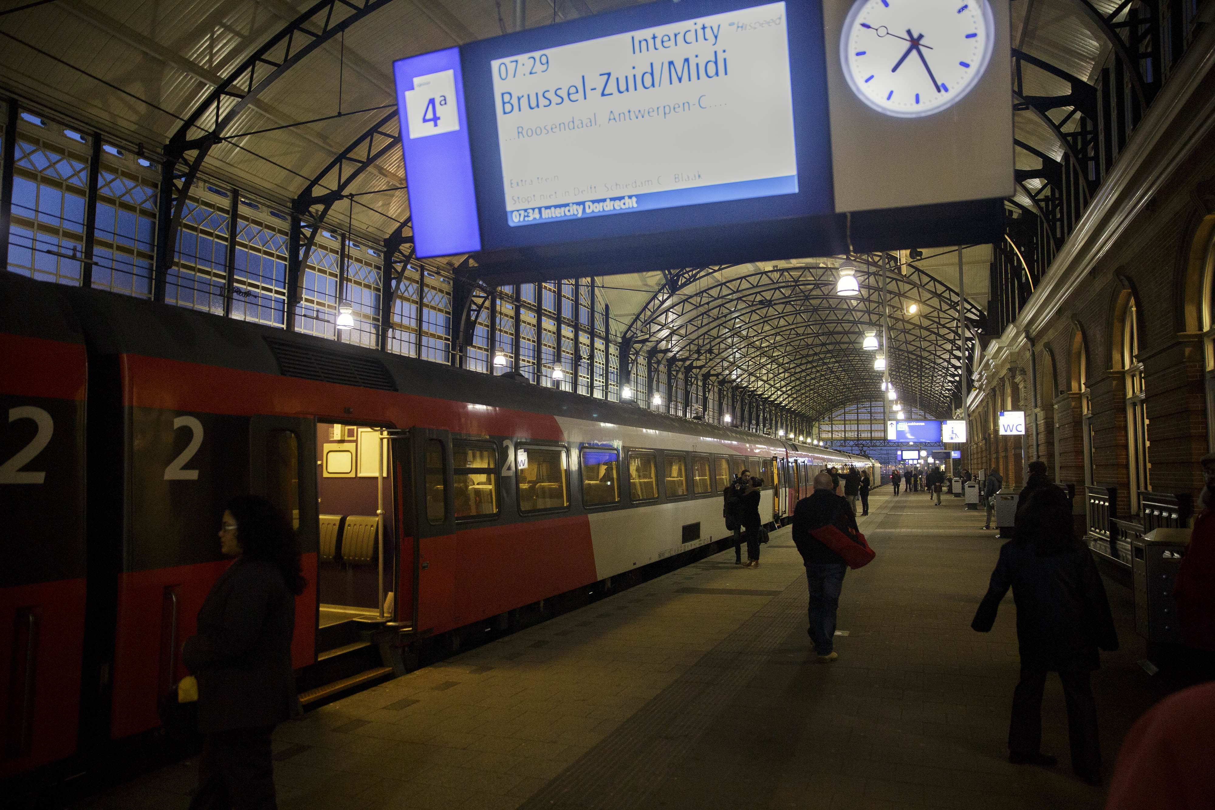 Reizigers die met de trein naar België willen, kunnen straks kiezen tussen hogesnelheidstreinen, intercity's en stoptreinen. Het kabinet stemde vrijdag in met een plan van de Nederlandse Spoorwegen als alternatief voor de mislukte Fyra-hogesnelheidstrein naar Brussel. NS en de Belgische vervoerder NMBS haalden de Fyra in januari van het spoor. Tussen Amsterdam, Brussel, Parijs, Lille en Londen gaan hogesnelheidstreinen rijden. De NS behoudt daarmee het recht (de concessie) om de hogesnelheidslijn uit te baten. Ook komt de oude Beneluxtrein terug, waardoor Den Haag en Breda straks weer een rechtstreekse treinverbinding hebben met Brussel. Vanaf 7 oktober rijdt deze trein tien keer per dag vanuit Den Haag en eind 2014 wordt het aantal ritten uitgebreid tot 16 keer per dag vanuit Amsterdam. De Nederlandse Spoorwegen gaan hiervoor intensiever samenwerken met Eurostar en Thalys. Strop van 222 miljoen Het kabinet ging vrijdag op voorstel van staatssecretaris Wilma Mansveld (Infrastructuur en Milieu) en minister Jeroen Dijsselbloem (Financiën) akkoord en liet weten dat het NS-plan voldoet aan alle eisen die het kabinet had gesteld. Het debacle rond de hogesnelheidstrein Fyra naar Brussel betekent een strop van 222 miljoen euro voor de begroting van Mansveld. Het kabinet heeft bepaald dat dat bedrag niet bij het financieringstekort mag komen. Voor de NS bedraagt de schade zeker "ruim 200 miljoen", maar daar komt volgens directielid Merel van Vroonhoven nog veel bovenop. De schadepost kan oplopen tot "in de honderden miljoenen". Geen gevolgen voor Lage Landen Lijn Het voornemen van NS en NMBS lijkt geen gevolgen te hebben voor de plannen van de gemeente Den Haag en vervoerbedrijf Arriva voor een Lage Landen Lijn, een intercitydienst tussen Den Haag en Brussel. De hofstad had tientallen jaren zo'n verbinding met Brussel, maar die verdween in december vorig jaar, toen de Fyra ging rijden. Toen die uitviel, besloot Den Haag zelf een intercitydienst op poten te zetten. België gaf echter geen toestemming om al volgend jaar over Belgisch spoor te rijden. Arriva en de gemeente Den Haag zijn nu van plan voor 2015 een nieuwe aanvraag indienen. Plannen goed ontvangen De plannen van de NS zijn bij veel partijen in goede aarde gevallen. Reizigersorganisaties zijn blij, overheden tevreden en de politiek voorzichtig positief. De NS heeft bij het bedenken van een oplossing na het Fyra-debacle goed geluisterd naar de wensen van de reizigers, stelde NS-directielid Merel van Vroonhoven vrijdag in Den Haag. "Reizigers willen kunnen kiezen tussen hogesnelheidstreinen en intercity's. En dat kan nu", zo sprak ze. "Het plan is realistisch en haalbaar en het wordt gedragen." Meer reismogelijkheden Reizigersvereniging Rover en haar Belgische evenknie TreinTramBus zijn vooral blij met de vele reismogelijkheden die er nu komen en niet alleen die met België. Ook komen er meer snelle treinen tussen Amsterdam, Schiphol en Rotterdam, net als tussen Den Haag, Rotterdam, Breda en Eindhoven. De hogesnelheidslijn wordt daardoor een onderdeel van het hoofdrailnet en daar hebben reizigers veel baat bij, stelt Rover. De provincie Noord-Brabant blijft erbij dat het onbestaanbaar is dat er geen hsl-trein in Breda stopt maar is blij met de inpassing van een intercity vanuit Breda naar België. "Met een goede overstap in Breda kunnen ook reizigers uit Tilburg en Eindhoven snel naar België. Onze wens is gedeeltelijk ingevuld", aldus gedeputeerde Ruud Van Heugten. Tijdelijk oplossing? Breda reageerde vrijdag opgetogen, terwijl de gemeente Den Haag de zaak kritischer beziet. De hofstad gaat door met haar plannen voor een eigen intercityverbinding met Brussel en zit nog met veel vragen. "Hoe lang duurt de reis? Wat is het comfort van de treinstellen? Kortom, biedt de nieuwe Beneluxtrein kwaliteit voor de reiziger?", aldus wethouder Peter Smit (Verkeer). De Tweede Kamer is vooral blij voor de reiziger, maar ziet het plan als een tijdelijke oplossing. Het ambitieniveau bij de NS mag wat betreft de regeringspartijen omhoog en het spoor moet intensiever worden gebruikt met de juiste treinen. De oppositie is vooral ontstemd dat andere vervoerders geen plan op tafel mochten leggen en is boos over het kostendebacle. "We zijn terug waar we begonnen waren, bij de Beneluxtrein. Maar het verschil is dat we nu miljarden hebben uitgegeven voor lijnen die niet gebruikt worden waarvoor ze zijn aangelegd. En andere partijen mogen geen voorstel doen, dus weten we niet wat het beste is", aldus CDA'er Sander Rouwe.