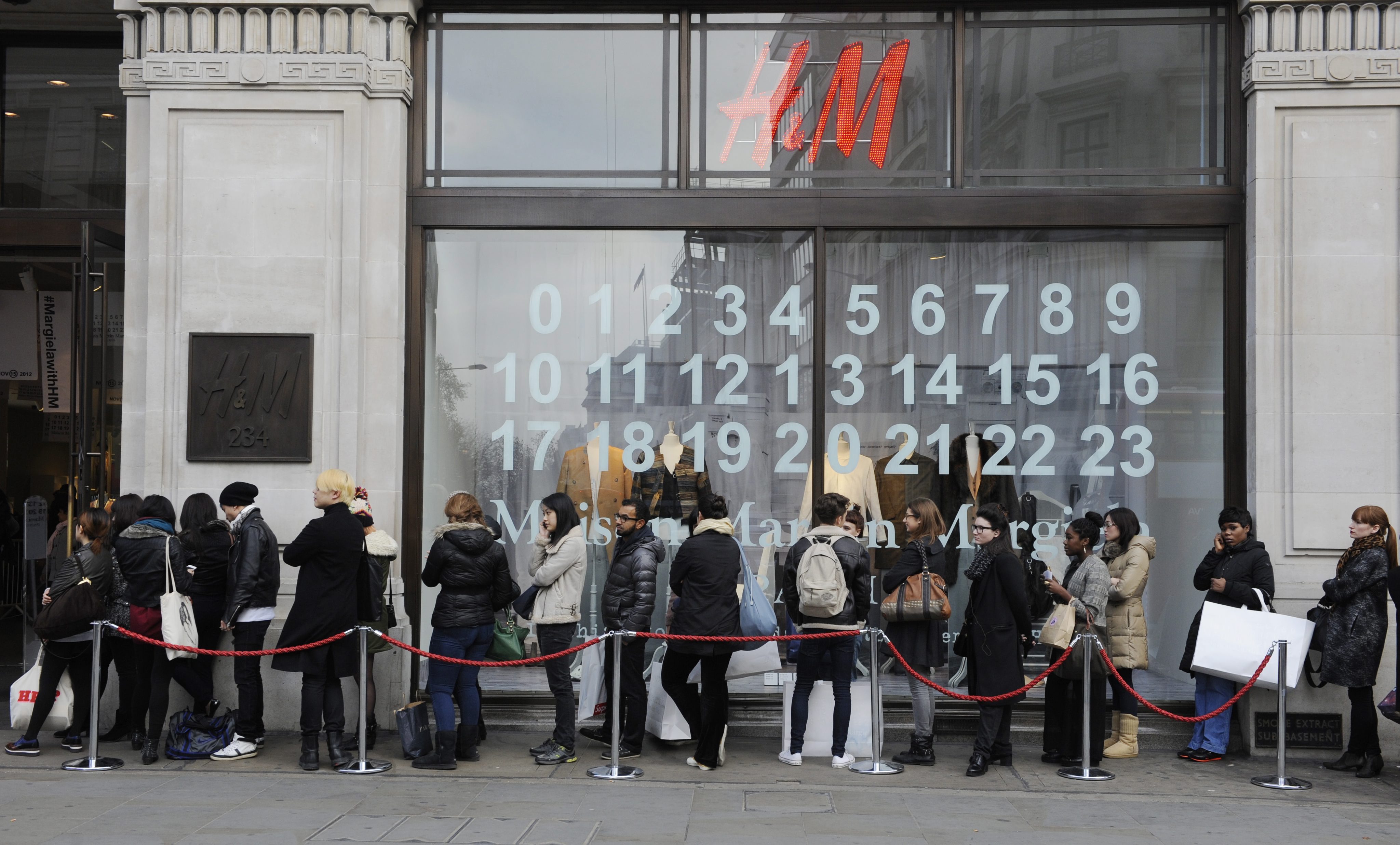 Hennes & Mauritz (H&M) heeft een goed derde kwartaal achter de rug. De op een na grootste kledingketen van Europa wist de winst op te voeren dankzij de opening van een onlinewinkel in de Verenigde Staten en de toevoeging van nieuwe merken. Dat blijkt uit het kwartaalbericht dat het bedrijf donderdag naar buiten bracht. De nettowinst steeg met 22 procent tot 4,4 miljard Zweedse kroon (511 miljoen euro) en de omzet steeg van 28,8 miljard naar 32 miljard kroon. ,,Onze goed ontvangen zomercollecties hebben geleid tot een sterke omzetontwikkeling, met name in Azië maar ook in een aantal Europese landen. Daarnaast hebben we een zeer succesvolle introductie van de onlinewinkel in de VS achter de rug'', aldus bestuursvoorzitter Karl-Johan Persson. De topman sprak van een ,,sterke expansie'' in de afgelopen jaren. H&M opende in 2010 zijn tweeduizendste winkel en voegde eerder deze maand nummer 3000 toe, in de Chinese stad Chengdu. ,,Onze groei is het sterkst in China, maar ook in andere regio's breiden we uit'', aldus Persson. H&M opende dit jaar tot nu toe 215 winkels, onder meer in de voor H&M nieuwe landen Chili, Litouwen, Servië en Estland. In oktober opent de eerste winkel in Indonesië zijn deuren, gevolgd door een eerste filiaal in het Australische Melbourne in de eerste helft van 2014. In 2015 wil H&M Zuid-Afrika toevoegen aan zijn markten.