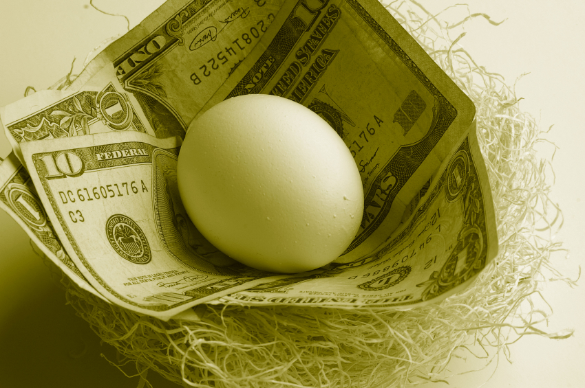 Ondernemers in ruste steken hun met hard werken verdiende geld graag in de zaak van een ander. Maar hoe doe je dat? "Niet iedere goede ondernemer is ook een goede investeerder", stelt Ben Lacor. En de man kan het weten. Met zijn NeBIB, dat door de huidige eigenaar is omgedoopt tot Investormatch, was hij in de jaren negentig een ware pionier in het bemiddelen tussen ondernemers en wat in het Engels ‘angel investors’ wordt genoemd. Volgens Lacor is het van belang om als ondernemer in ruste met ‘angel-ambities’ eerst na te gaan of je over de juiste karaktereigenschappen en ervaring beschikt. "Je moet zelf wat ze noemen ‘winst en verlies’ verantwoordelijkheid hebben gedragen. En het is goed als je in verschillende sectoren hebt gewerkt. Is dat niet het geval, dan moet je jezelf afvragen of je nog wel voldoende flexibel bent om je te verdiepen in andere sectoren." Bourgondische levenshouding Een goede ‘angel investor’ beschikt volgens Lacor over zowel een uitstekend analytisch vermogen als een Bourgondische levenshouding. "Het eerste is nodig om een goede inschatting te kunnen maken van de succeskansen van een onderneming of een businessplan. Het tweede is nodig om af en toe bij een goede fles wijn zakelijke en persoonlijke kwesties te kunnen bespreken. Want investeerder en ondernemer spelen een ragfijn spel met elkaar om van hun samenwerking een succes te maken." "Bij elke investering zoek je naar een balans", omschrijft ‘angel’ Bernd Mintjes de relatie tussen investeerder en ondernemer. Startende ondernemers krijgen van Mintjes hierbij een andere behandeling dan hun ervaren collega’s. "Bij ervaren ondernemers heb je als investeerder de rol van commissaris of adviseur. Je volgt het bedrijf op afstand en spreekt af en toe af om tijdens een etentje of lunch de zaken door te spreken." Starters, zo benadrukt Mintjes, doen een heel ander beroep op hun investeerder. "Jonge onervaren ondernemers, daar moet je echt bovenop zitten."Zo heeft Mintjes bij startups toegang tot de bankrekening en moet hij toestemming geven als er bedragen hoger dan vijfduizend euro betaald worden. Bovendien wordt de gefaseerde uitbetaling van de investering gekoppeld aan concrete prestatieafspraken. Ome jan de geldboom Mintjes: "Heldere afspraken maken en op de naleving ervan streng toezien, dat is bij een startup met name in het eerste jaar heel belangrijk. Want je bent niet ome jan de geldboom. Bij starters heb je als investeerder de belangrijke taak om de jonge ondernemer gefocust te houden. Jij bent het baken. Jonge ondernemers zien overal kansen en mogelijkheden en schieten daardoor algauw alle kanten op. En dan red je het niet. Vooral niet in deze tijd." Investeringspionier Lacor adviseert om de spelregels van de samenwerking zelf te formuleren en op papier te zetten en hiervoor geen advocaat in te huren. "Het gaat om praktische werkbare afspraken. Daar heb je geen jurist voor nodig." Een investeringsovereenkomst hoeft volgens ‘angel’ Mintjes bovendien niet lang te zijn. De afspraken beslaan over het algemeen niet meer dan vier pagina’s. Mintjes: "Als de spelregels op papier staan, dan geef ik de ondernemer altijd een week bedenktijd." De afspraken definitief vastleggen gebeurt wel bij een advocaat, zo benadrukt Lacor. "Die zorgt er dan voor dat het document juridisch klopt." Houd reserve achter de hand Om de risico’s in de hand te houden is het verstandig niet meer dan 30 procent van je totale eigen vermogen in bedrijven te investeren. De investeringsportefeuille is bovendien minimaal zo’n 200.000 tot 300.000 euro groot. Mintjes: "Om te voorkomen dat je in de problemen komt als je bij moet storten, zo je eenzelfde bedrag achter de hand moeten houden." Het is volgens Mintjes niet goed om bij een investering het hele bedrijf te financieren. "Hier kun je als ‘angel’ echt het verschil maken. Door je netwerk, kennis en ervaring in te zetten kun je de bank of een leverancier overhalen om mee te financieren door een lening te verstrekken of in de opstartfase van de onderneming extra lange betalingstermijnen te hanteren." De investeringsportefeuille spreiden over verschillende ondernemingen is volgens Mintjes een goede manier om de risico’s te beperken. Mintjes: "Maar houd het beperkt tot maximaal zes participaties. Want meer kun je als investeerder niet goed overzien". Bovendien is het niet verstandig om geld te steken in een sector die je niet kent. "Steek nooit geld in iets dat je niet snapt. Je wordt dan te afhankelijk van de ondernemer om te kunnen beoordelen hoe het gaat. Ben je minder bekend met een veel belovende sector waarin je geld zou willen steken, bijvoorbeeld ICT, zoek dan de samenwerking met investeerders die wel kennis van zaken hebben."