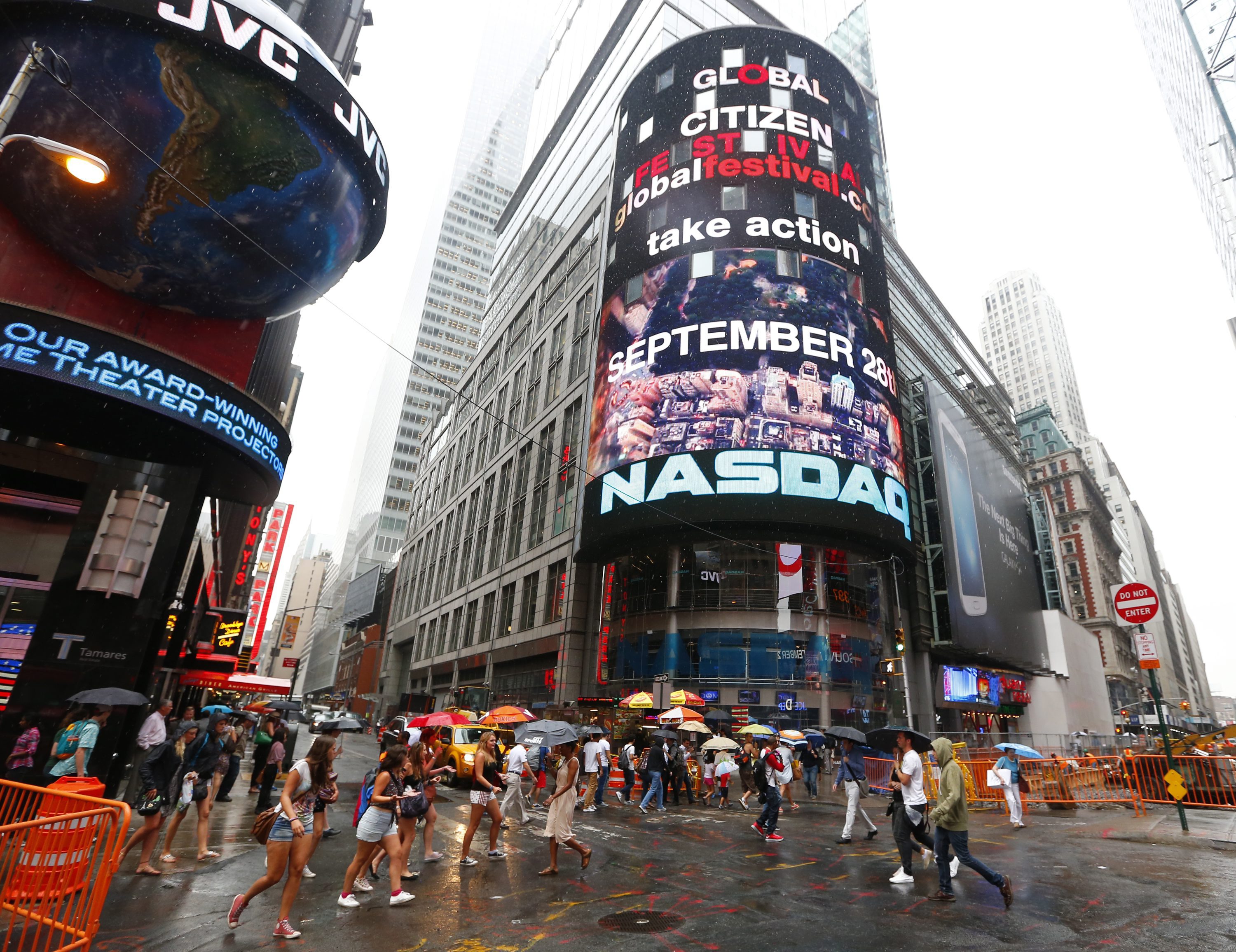 Nasdaq is in verlegenheid gebracht nu een Zwitsers beveiligingsbedrijf bekend heeft gemaakt dat de aandelenbeurs een xss-lek twee weken lang ongemoeid heeft gelaten. Eerder al bleken criminelen in staat via een sql-lek in staat creditcardgegevens van gebruikers te ontfutselen. NasdaqVolgens beveiligingsbedrijf High-Tec Bridge konden kwaadwillenden via de ontdekte xss-lekken volledige toegang krijgen tot Nasdaq.com. Hierdoor zou het onder meer mogelijk zijn geweest om html-code aan de website toe te voegen waarmee kwaadwillenden creditcardgegevens en andere privégegevens had kunnen afvangen. Ook hadden aanvallers het lek kunnen misbruiken om kwaadaardige software via de website van Nasdaq te verspreiden, aldus het beveiligingsbedrijf. Het is niet duidelijk of het om een persistent of non-persistent xss-kwetsbaarheden gaat. Bij een persistente xss-aanval wordt html-code permanent geïnjecteerd, waardoor alle bezoekers de kwaadaardige code te zien krijgen. De meeste xss-kwetsbaarheden zijn echter non-persistent: de kwaadaardige code wordt daarbij via de url geïnjecteerd, en om de kwaadaardige code te krijgen, moet dus die specifieke url worden bezocht. Slachtoffers kunnen verleid om die url te bezoeken via bijvoorbeeld sociale media. High-Tec Bridge zegt Nasdaq twee weken terug al op de hoogte te hebben gebracht van het bestaan van de xss-lekken. De fouten werden maandag pas hersteld, nadat diverse media hadden bericht dat de website van Nasdaq vatbaar was voor cross site scripting-aanvallen. Volgens Nasdaq zijn de gedichte lekken niet misbruikt door aanvallers, schrijft Computerworld. Eerder al bleek dat aanvallers er in waren geslaagd om via sql-lekken in de website van onder meer Nasdaq creditcardgegevens te ontfutselen. Hierbij zouden in totaal de gegevens van 160 miljoen creditcards zijn gestolen. In verband met deze aanval zijn vorig jaar twee Russen in Nederland opgepakt, die samen met drie andere verdachten achter de grootste datadiefstal ooit zouden zitten. De hackers zouden destijds binnengekomen zijn via sql-injecties: bij Nasdaq zat die bijvoorbeeld op de pagina waarop gebruikers hun verloren wachtwoord konden opvragen. Daardoor kregen de hackers toegang tot computersystemen van de bedrijven en instellingen. Ze gebruikten een backdoor om malware op die systemen te zetten. Die spyware maakte dumps van alle creditcardgegevens en stuurde die door