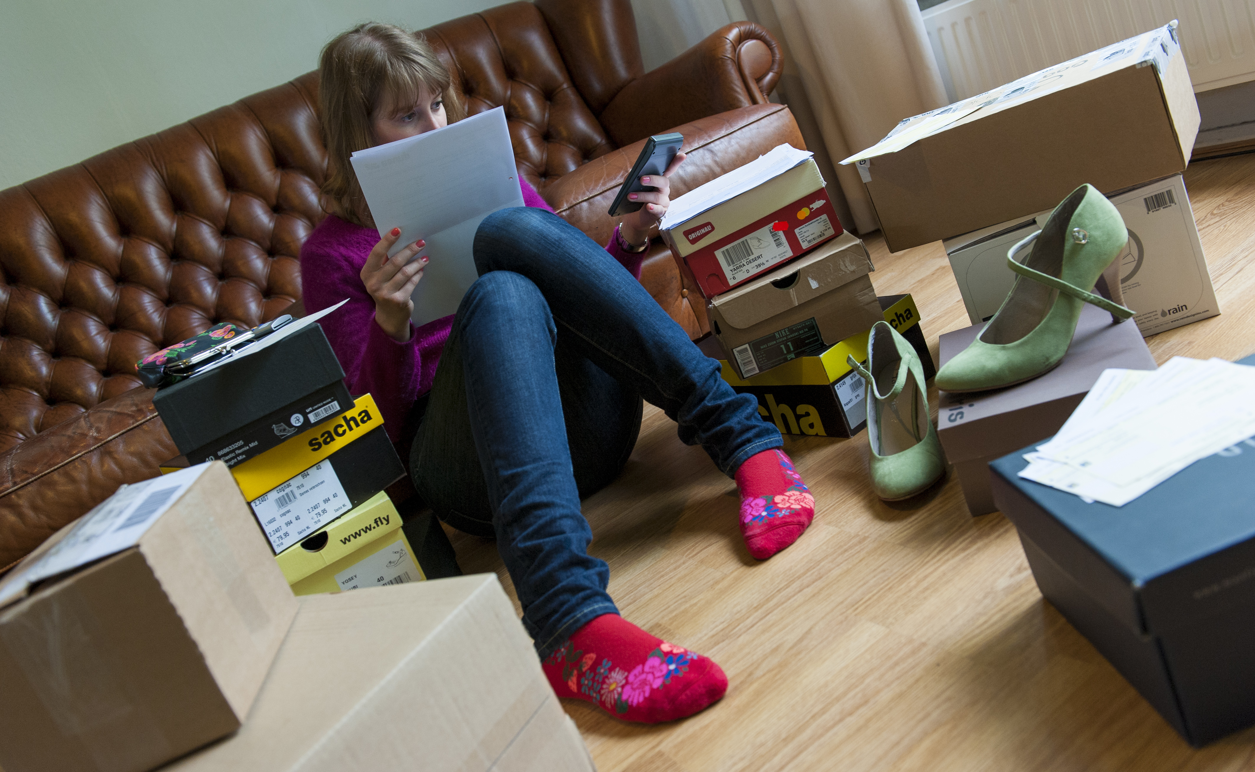 e consumentenbestedingen zullen na dit jaar naar verwachting weer aantrekken, als gevolg van alsmaar stijgende onlineverkopen. Uit een dinsdag gepubliceerd onderzoek in opdracht van een groot aantal brancheverenigingen komt naar voren dat de totale verkoop van producten en diensten groeit van 65,9 miljard euro in 2012 naar 70,1 miljard in 2017 (plus 6 procent). Voor 2020 wordt gerekend om 73,6 miljard euro (plus 12 procent). Afname fysieke winkels 47 miljard Voor het onderzoek werden meer dan 400 experts uit verschillende sectoren geraadpleegd. Zij verwachten dat de bestedingen in fysieke winkels tot 2020 verder afnemen tot zo’n 47 miljard euro, een daling van 15 procent. Online uitgaven zullen daarentegen met 145 procent toenemen naar 27 miljard euro. In 2020 wordt naar verwachting 36 procent van de consumentenuitgaven gedaan via het internet.
