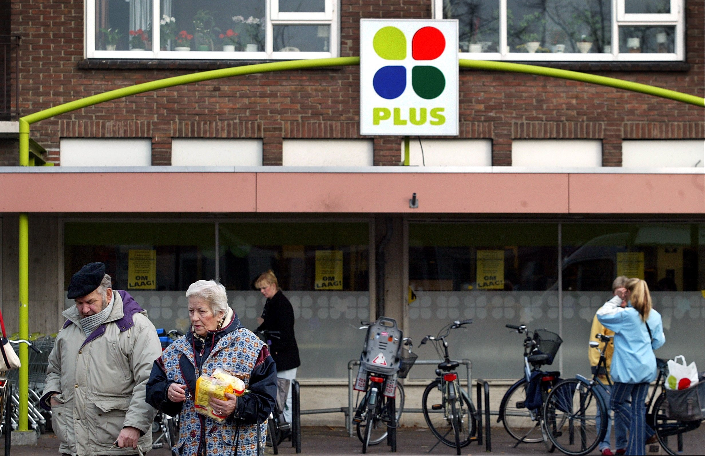 Supermarktketen Plus wil inkomstenverlies als gevolg van de prijsverlagingen die in gang zijn gezet door concurrent Albert Heijn, verhalen op zijn leveranciers. Dat liet een woordvoerster van Plus maandag weten na berichtgeving van de NOS. Plus heeft de afgelopen twee weken zeker 1300 producten in prijs omlaag geschroefd. "Als wij de prijzen niet ook verlagen, dan gaan klanten naar een supermarkt die dat wel heeft gedaan. Maar wij hebben hierdoor te maken met een verlies op de marges.'' De zegsvrouw bevestigt dat Plus het verlies bij zijn leveranciers in rekening wil brengen. Plus heeft de leveranciers ook gevraagd om "met creatieve oplossingen te komen''. Aan wat voor soort oplossingen dan moet worden gedacht, wil de de woordvoerster uit concurrentieoverwegingen niet zeggen.