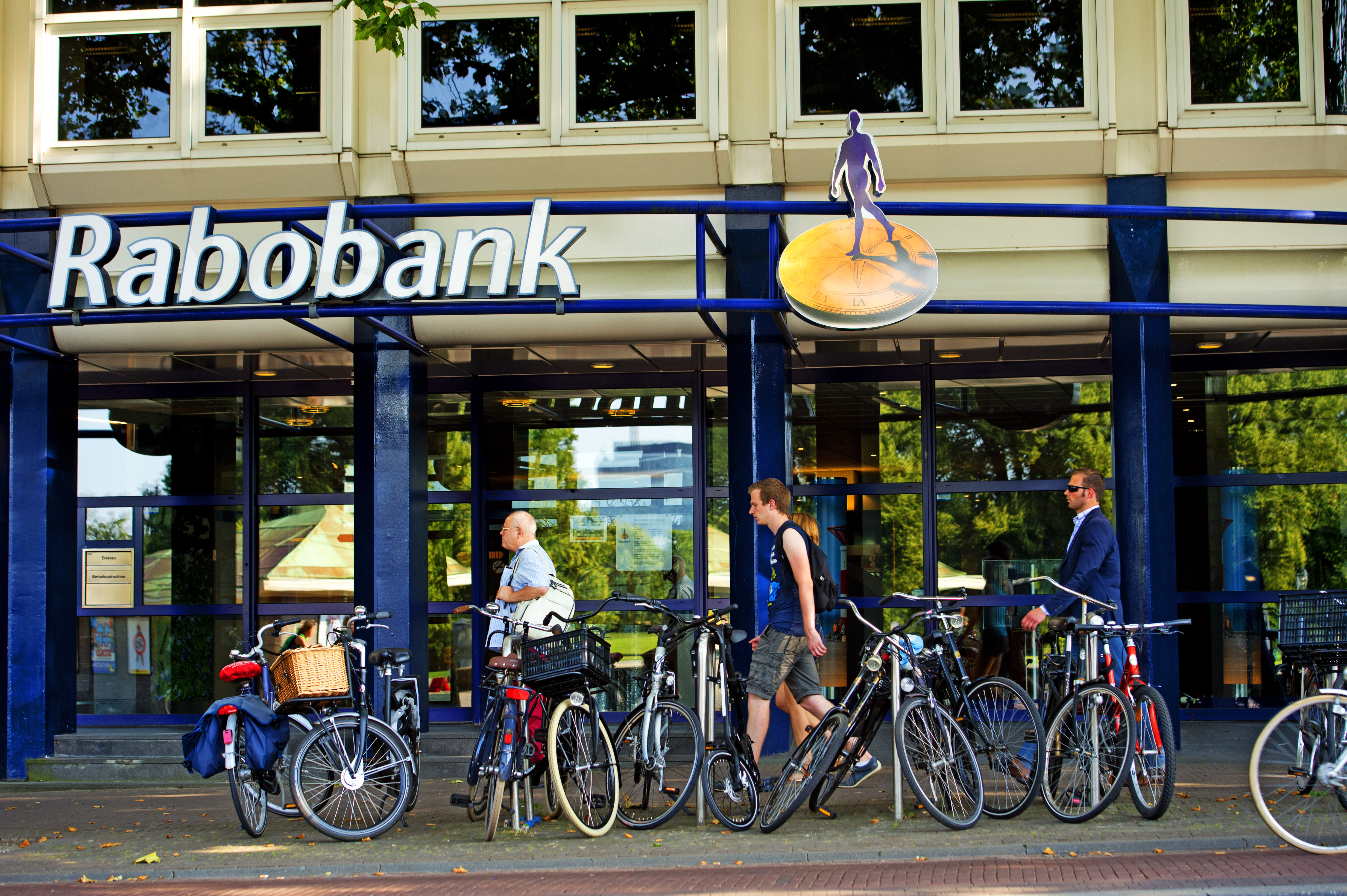 Rabobank en 12 andere banken worden door een Amerikaanse toezichthouder aangeklaagd vanwege betrokkenheid bij de fraude met het interbancaire rentetarief Libor. De zaak is aangespannen door de National Credit Union Administration (NCUA) en betreft ook internationale banken als JPMorgan Chase, Credit Suisse en Barclays. Volgens de klacht leidde het gesjoemel met het Libor-tarief tot het verlies aan inkomsten uit investeringen en bezittingen in handen van vijf coöperatieve banken. Die banken zijn inmiddels failliet. "Door de fraude liepen investeerders rentebetalingen mis waar ze recht op hadden'', aldus een verklaring van de NCUA. Bedrag opzij gezet Rabobank wilde niet inhoudelijk reageren op de zaak. In augustus maakte de bank bekend alvast een bedrag opzij te zetten voor een verwachte schikking in de Libor-zaak. Hoe hoog die voorziening is, werd niet gemeld.