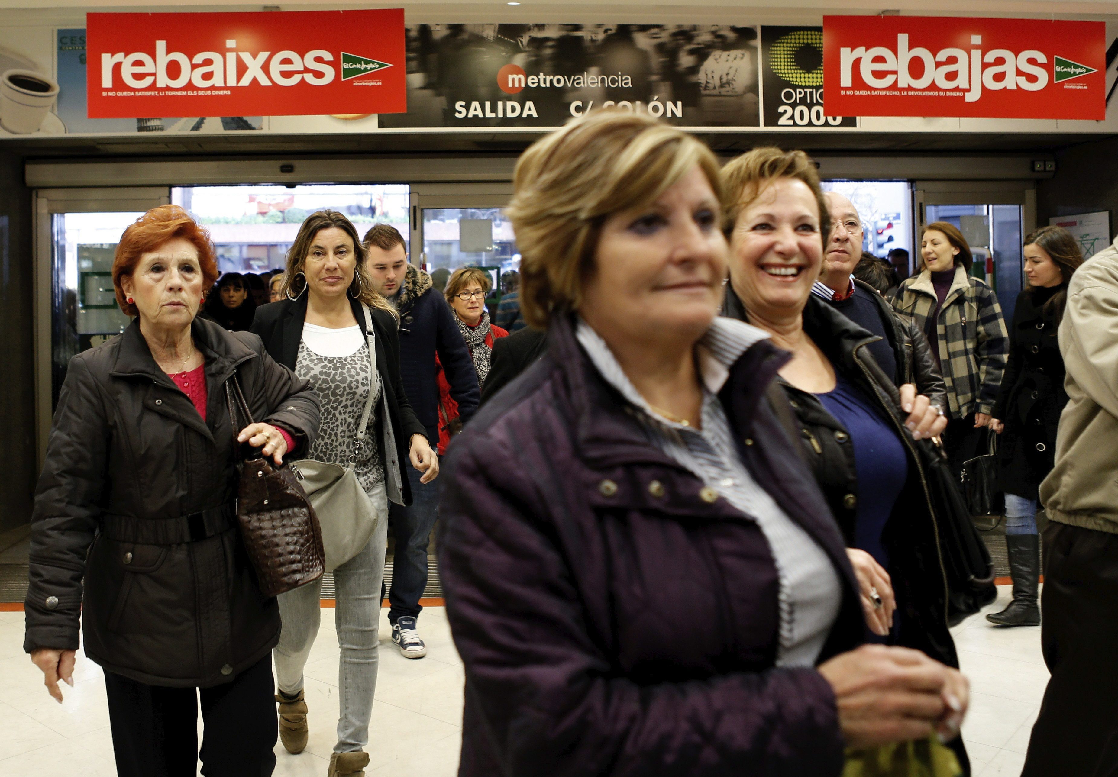 De Spanjaarden zijn minder gaan shoppen, in tegenstelling tot de Britten. Ondanks dat de Spaanse economie licht herstelt en de werkeloosheid gedaald is. De winkelverkopen in Spanje zijn in augustus met 4,2 procent gedaald in vergelijking met een jaar eerder. Dat maakte het Spaanse statistiekbureau vrijdag bekend. Het cijfer is aangepast voor werkdageffecten. Dalende verkoop al 38 maanden Economen hadden gemiddeld verwacht dat de detailhandelsverkopen met 7 procent zouden afnemen. In juli kromp de verkoop met een herziene 3,4 procent. De winkelverkopen in Spanje dalen nu al 38 maanden op rij.