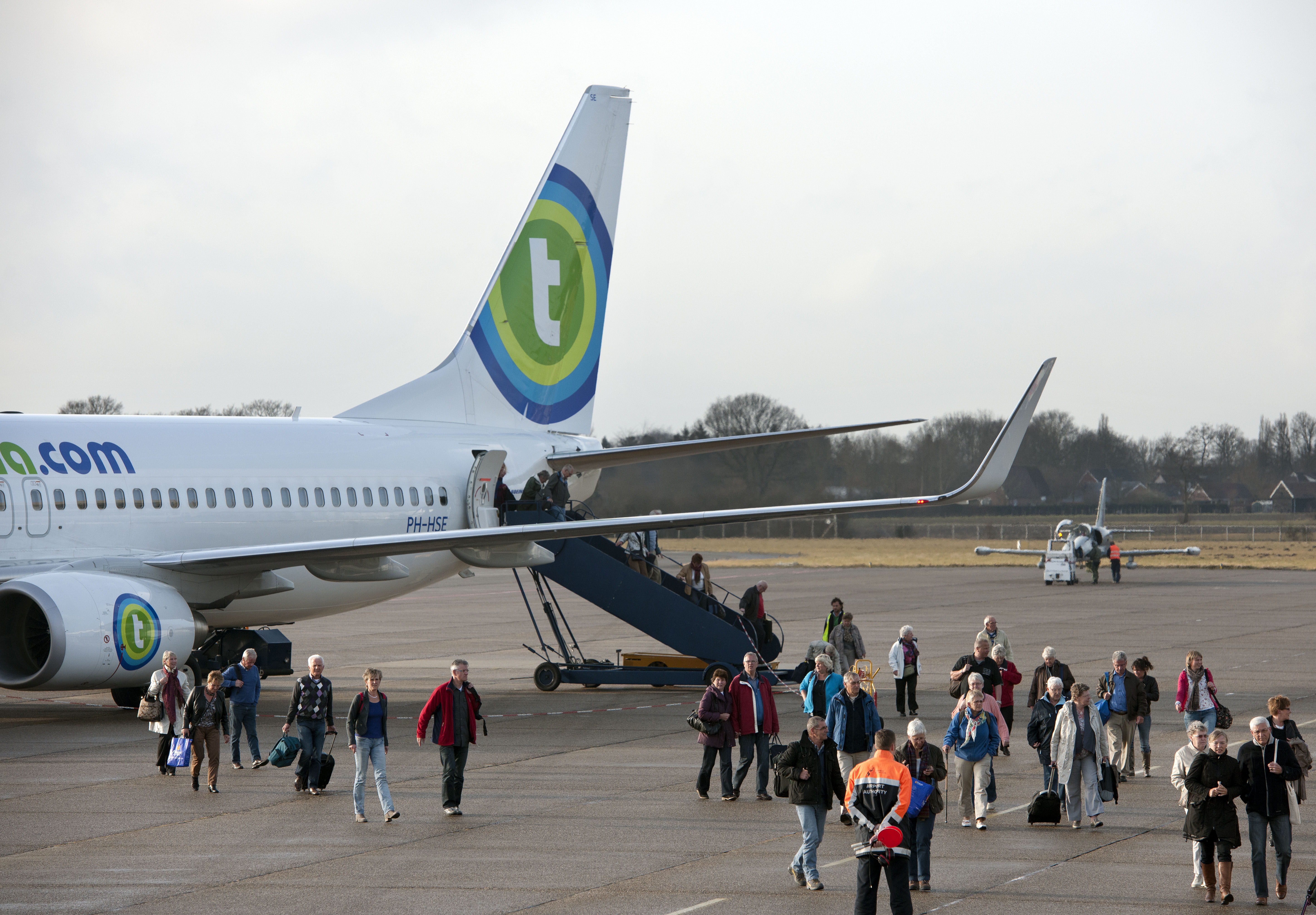 Luchtvaartmaatschappij Transavia zet volgend jaar zomer 7 procent meer capaciteit in dan in het afgelopen vakantieseizoen. Dat maakte het bedrijf dinsdag bekend. In totaal heeft Transavia volgend jaar in de zomermaanden 225.000 stoelen meer beschikbaar dan dit jaar. De goedkopere dochtermaatschapij van KLM breidt vooral het aanbod aan stedentrips en korte vakanties uit.