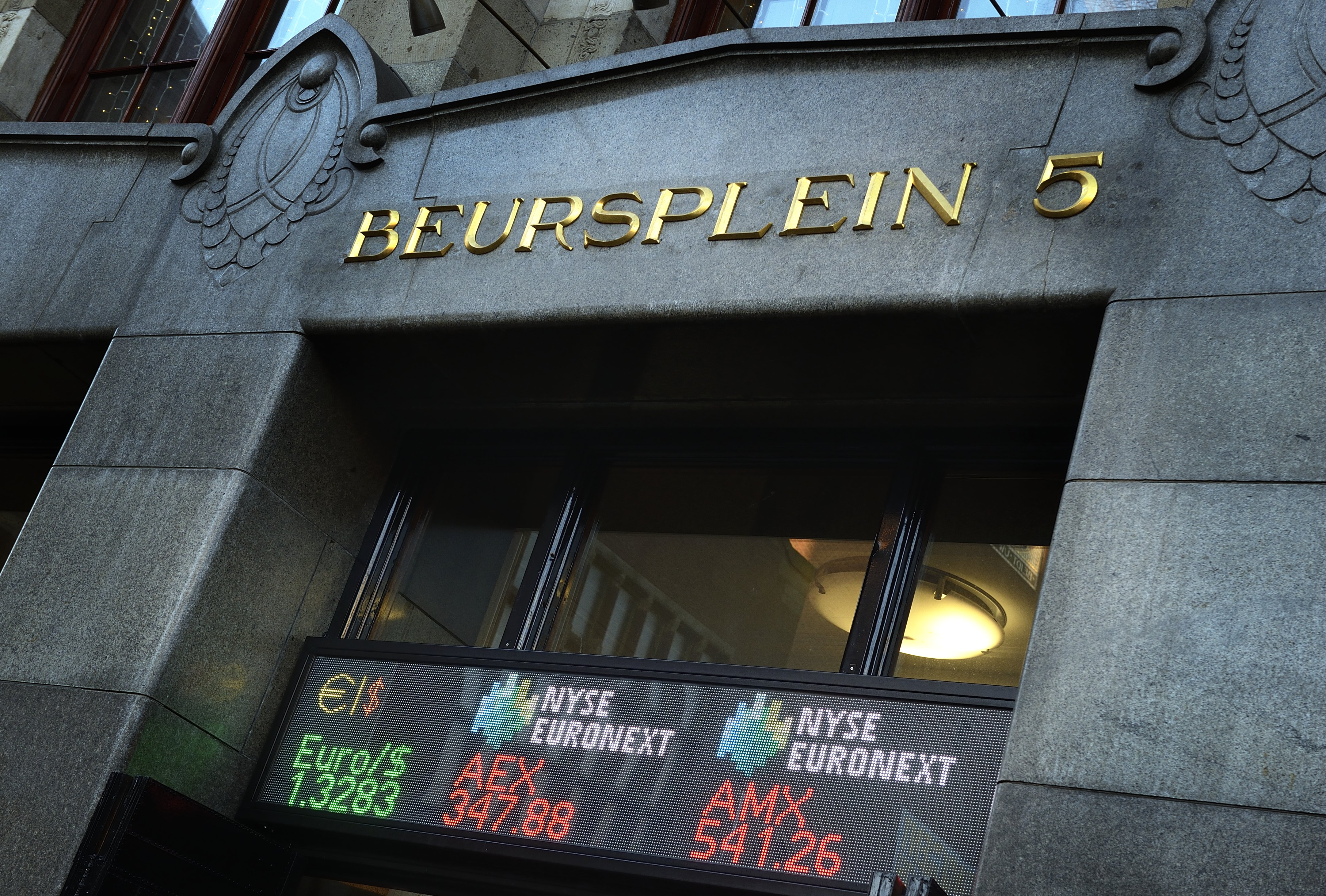 De Europese aandelenbeurzen stonden woensdagmiddag in de plus. Beleggers hopen dat de Amerikaanse centrale bank, de Federal Reserve, later op de dag besluit de rente voorlopig dichtbij het nulpunt te houden om de economie te steunen. De afgelopen weken werd juist druk gespeculeerd op een sneller dan verwachte renteverhoging. De AEX stond met nog ruim anderhalf uur handelen te gaan 0,3 procent hoger op 418,71 punten. De MidKap ging 1 procent vooruit tot 615,81 punten. In Frankfurt, Londen en Parijs kregen de toonaangevende indices er tot 0,7 procent bij. De Federal Reserve besluit naar verwachting tot een verdere afbouw van het opkoopprogramma voor obligaties met 10 miljard tot 15 miljard dollar per maand. Daarmee zou de centrale bank op schema blijven om deze steunoperatie in oktober te beëindigen. Schotse referendum Beleggers waren ook opnieuw in de greep van het Schotse referendum. Donderdag kunnen Schotten zich uitspreken voor of tegen een afsplitsing van het Verenigd Koninkrijk. Afsplitsing brengt de nodige complicaties met zich mee. Zo wil Schotland Britse ponden blijven gebruiken, terwijl Engeland daar tegen is. Ook is het onzeker hoeveel bedrijven Schotland zullen verlaten mocht het 'ja'-kamp winnen. Sterkste stijger in de AEX was staalconcern ArcelorMittal met een winst van meer dan 3 procent. Heineken verloor 1,3 procent. Beleggers namen wat winst na de overnameperikelen rond de bierbrouwer. Air France-KLM in de plus In de MidKap behoorde luchtvaartconcern Air France-KLM tot de grote winnaars met een plus van 3,8 procent, na flinke verliezen in de afgelopen dagen door een staking bij Air France. Corbion won ruim 4 procent. De producent van voedingsingrediënten en chemicaliën komt op 30 oktober met een update van zijn strategie. Medisch toeleverancier Arseus sloot de rij met een min van 1 procent. Moederbedrijf Zara op winst Inditex daalde in Madrid ruim 2 procent. Het Spaanse kledingwinkelconcern heeft in de eerste helft van het gebroken boekjaar zijn omzet verder opgevoerd. De winst van het moederbedrijf van Zara, Bershka en Massimo Dutti daalde echter licht. De euro was 1,2964 dollar waard, tegen 1,2950 dollar bij het slot van de Europese beurzen op dinsdag. De prijs van een vat Amerikaanse olie daalde 0,3 procent op 94,61 dollar. De prijs van Brentolie steeg 0,2 procent naar 99,24 dollar per vat.