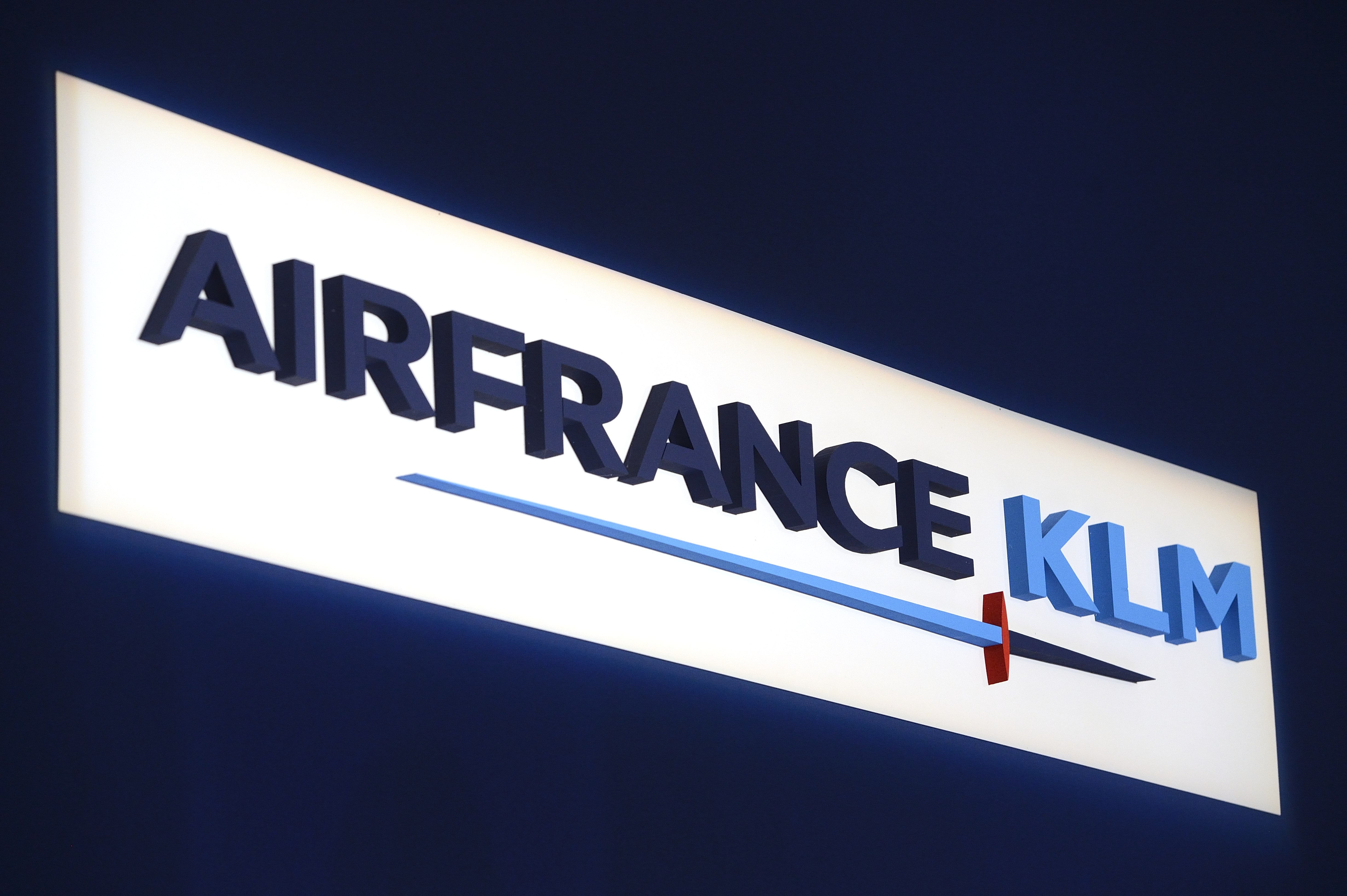 Air France-KLM heeft in oktober, de maand na de verlammende staking van Franse piloten, de draad weer opgepakt met een toename van het passagiersvervoer. Dat groeide met in totaal 2 procent op jaarbasis, terwijl de capaciteit met 1,2 procent toenam, zo meldde de luchtvaartgroep woensdag. Meer reizigers per vliegtuig dan concurrenten Doordat de vraag sterker toenam dan het aantal beschikbare stoelen, steeg de gemiddelde bezettingsgraad. Gemiddeld was vorige maand 84,7 procent van de stoelen aan boord bezet, een verbetering met 0,7 procentpunt ten opzichte van dezelfde periode vorig jaar. Ter vergelijking: Bij de concurrent British Airways-Iberia waren 81 procent van de stoelen bezet met reizigers. Bij de Duitse luchtvaartmaatschappij Lufthansa lag dat aantal op 80,6 procent. In vergelijking met deze twee belangrijke Europese concurrenten waren bij Air-France KLM de meeste vliegstoelen bezet door reizigers. Sterke vraag vluchten naar Noord- en Latijns-Amerika Met name op vluchten van en naar Noord- en Latijns-Amerika nam de vraag sterk toe. De sterkste verbetering van de bezettingsgraad, een belangrijke graadmeter van efficiëntie in de luchtvaart, deed zich evenwel voor in het Europese netwerk. Daar werd minder capaciteit ingezet terwijl de vraag toenam.