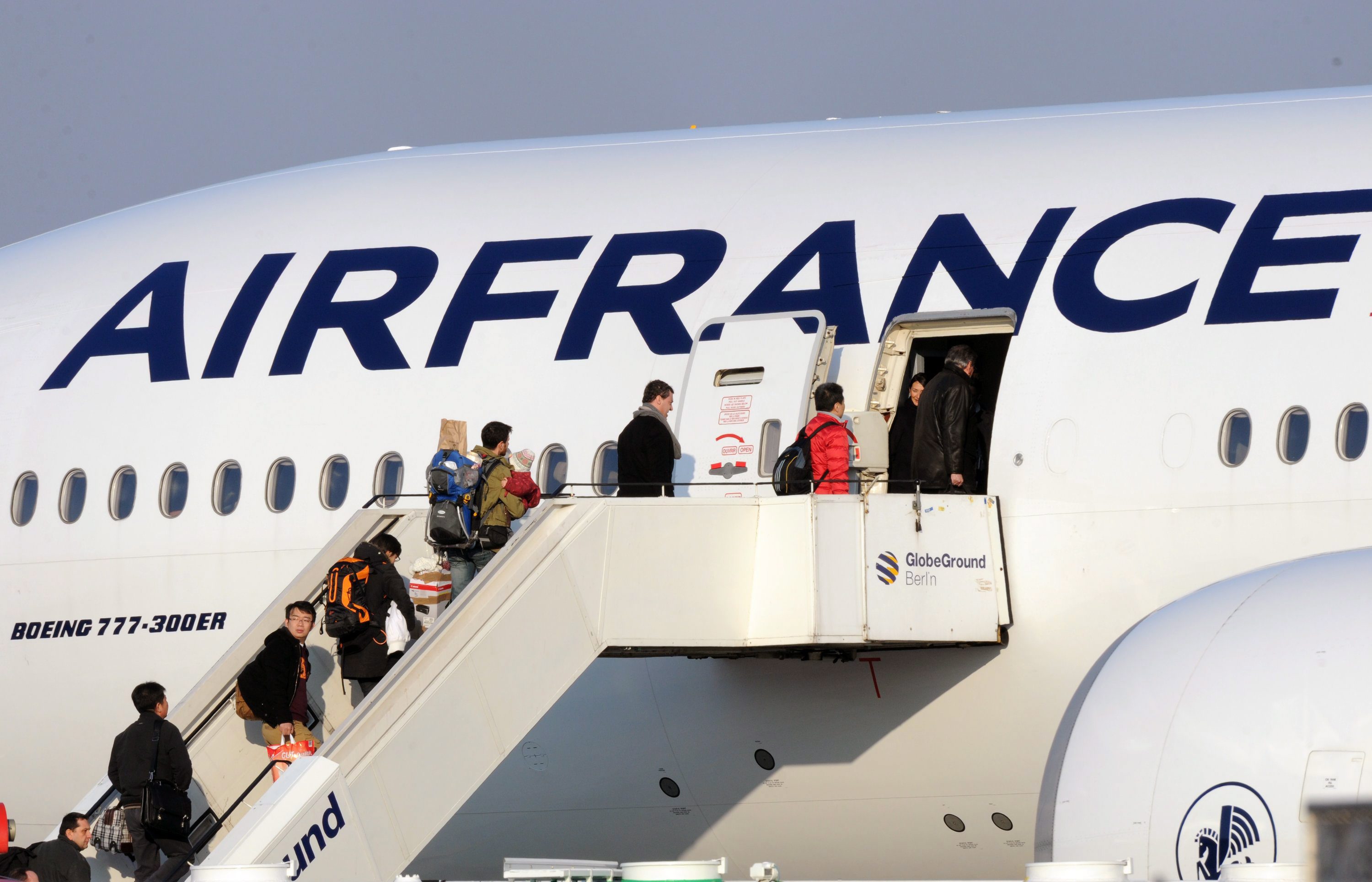 De politie op de luchthaven Charles de Gaulle bij Parijs heeft in een vliegtuig van Air France 1,3 ton pure cocaïne ontdekt. Het toestel was afkomstig uit de Venezolaanse hoofdstad Caracas. De drugs werden al op 11 september opgespoord, maar de politie maakte de vondst pas zaterdag bekend, meldde de BBC. De cocaïne was verstopt in 30 koffers. Volgens de Franse minister van Binnenlandse Zaken, Manuel Valls, was het de grootste drugsvondst ooit in het gebied rond de Franse hoofdstad. De politie heeft zes personen aangehouden. Zij zouden behoren tot een internationale bende van drugssmokkelaars. De straatwaarde van de drugs wordt op 200 miljoen euro geschat.