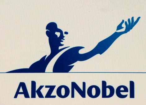 AkzoNobel investeert ruim 6,5 miljoen euro in de uitbreiding van een onderzoekscentrum in de buurt van Shanghai. Het gaat om de toevoeging van een speciale faciliteit voor het onderdeel performance coatings. Dat maakte het verf- en chemieconcern maandag bekend. De uitbreiding is naar verwachting in juni 2015 klaar om in te spelen op de groeiende vraag in Azië naar innovatieve oplossingen op de markten voor verpakkingen, speciale afwerkingen en poedercoatings. Het aantal mensen dat op het onderzoekscentrum werkt, verdubbelt in de komende jaren als gevolg van de investering tot circa 200. Daarmee is het centrum de op een na grootste van AkzoNobel na de faciliteit in het Britse Felling.