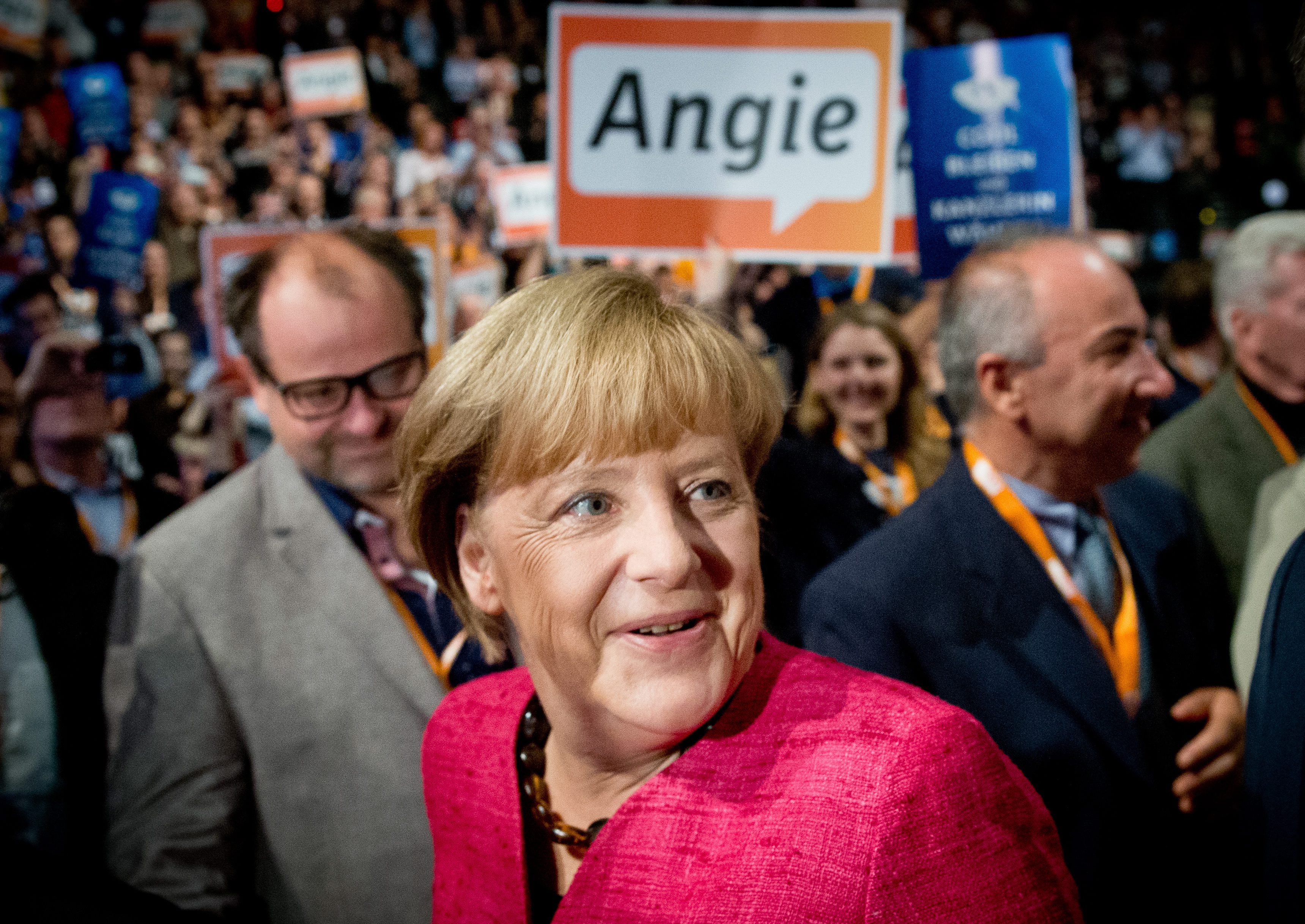 In haar laatste rede voor de Duitsers zondag een nieuwe Bondsdag kiezen, heeft bondskanselier Angela Merkel het opgenomen voor de euro. "De stabilisering van de euro is niet alleen een goede zaak voor Europa, maar ook van wezenlijk belang voor Duitsland. De euro geeft ons welvaart en stelt onze arbeidsplaatsen veilig", zei Merkel zaterdag volgens de Duitse publieke omroep ARD in haar kiesdistrict Stralsund in het noordoosten van Duitsland. Met haar uitspraken zette Merkel zich duidelijker dan tot nu toe af van de nieuwe partij Alternatief voor Duitsland, die streeft naar een "ordelijke ontbinding" van de eurozone. De partij deed het aanvankelijk slecht, maar maakt volgens recente peilingen een goede kans haar intrede in de Duitse Tweede Kamer te doen. Als dat gebeurt, is de kans klein dat de huidige coalitie van Merkels christendemocratische CDU/CSU en de liberale FDP haar meerderheid in de Bondsdag behoudt. Verliest de huidige coalitie haar meerderheid, is een zogeheten grote coalitie van CDU/CSU en de sociaaldemocratische SPD het waarschijnlijkst. Voor de tweede keer deze week prees Merkel zaterdag de samenwerking met de SPD in de regering die zij van 2005 tot en met 2009 leidde. Zij wees erop dat het Duitsland in die tijd niet slecht verging en prees het crisismanagement van haar grote rivaal in de verkiezingsstrijd, de SPD'er Peer Steinbrück. Die was in die jaren minister van Financiën en moest de financiële crisis die in september 2008 begon, het hoofd bieden.