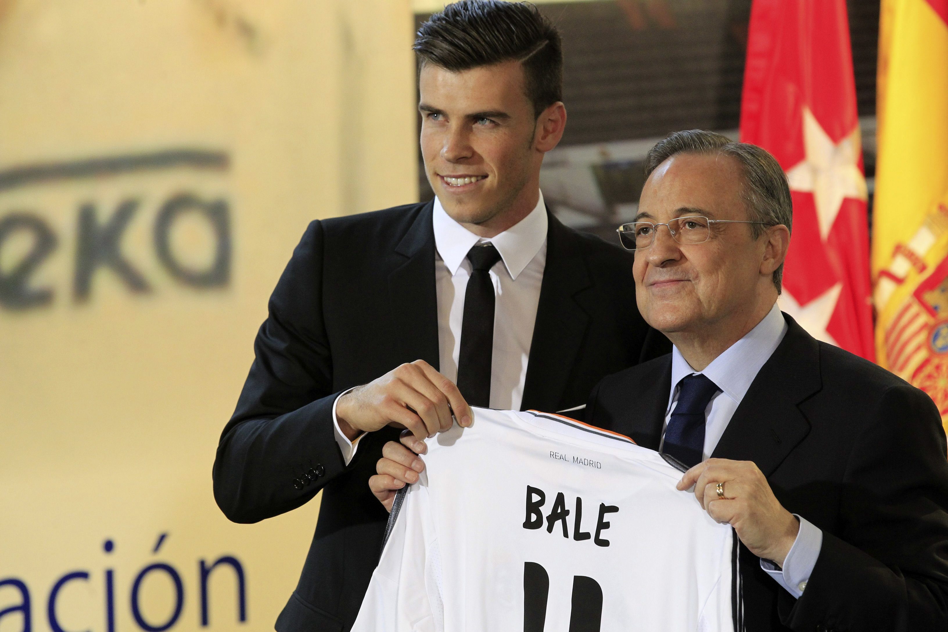 De astronomische transfersom van 100 miljoen euro die Real Madrid zou hebben betaald voor Gareth Bale, gaat meer over de merkwaarde van de Koninklijke dan over de linksbuiten uit Wales. Real Madrid heeft een traditie van grote transferdeals. Van David Beckham en Zinedine Zidane, tot Cristiano Ronaldo. De president van de club, Florentino Pérez, doet daar weer een schepje bovenop met de aankoop van Gareth Bale, die voor naar schatting 100 miljoen euro van Tottenham Hotspur naar Real verhuist.