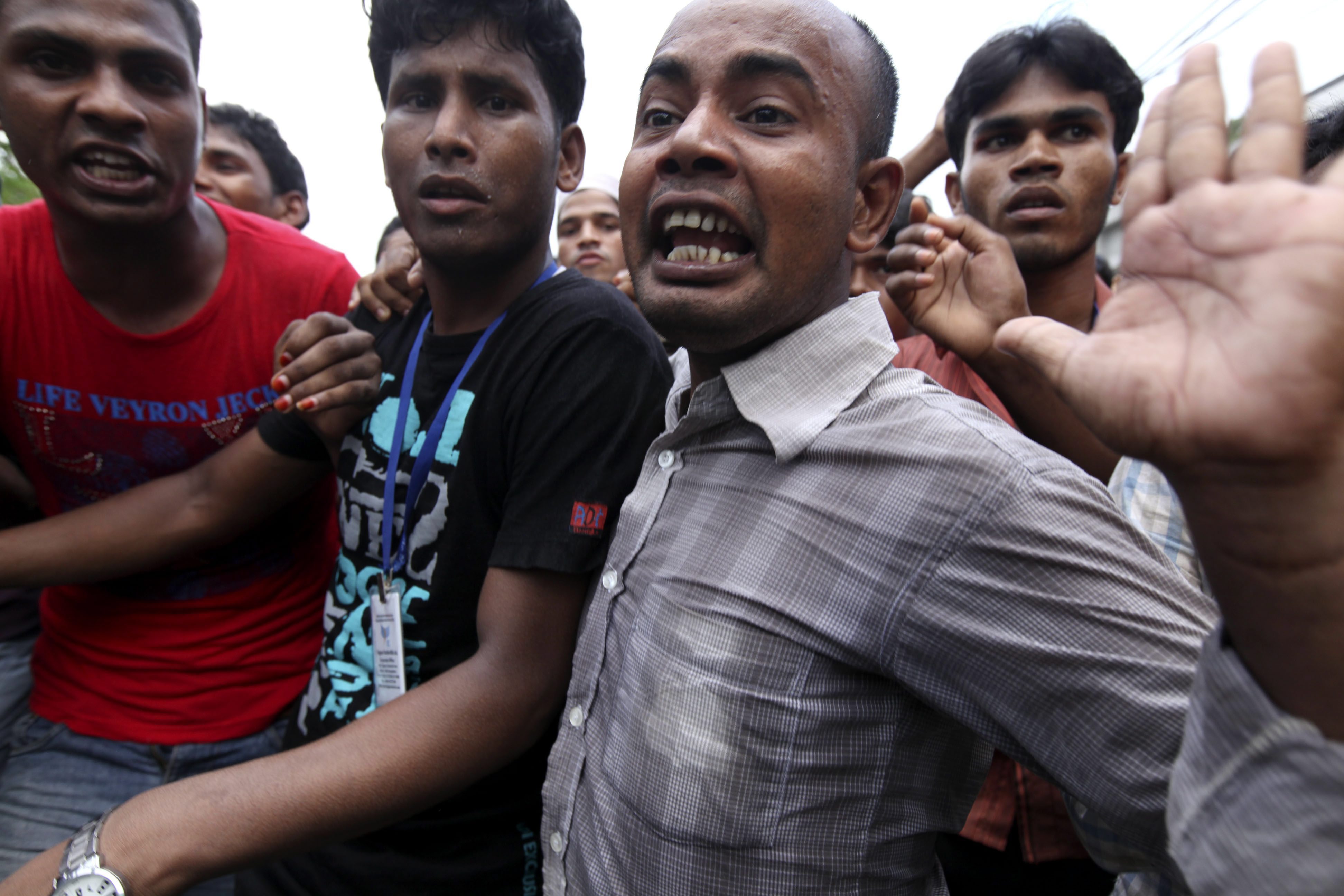 Voor de vijfde dag op rij zijn duizenden medewerkers van kledingfabrieken in Bangladesh de straat op gegaan. Ze staken en willen meer loon, zo meldden media uit het Aziatische land. Bij de protesten zijn tientallen gewonden gevallen. Door de staking zijn honderden kledingfabrieken in het land dicht. Die leveren doorgaans kleding voor grote Europese en Amerikaanse merken als H&M, C&A en Wal-Mart. Eerstgenoemde kledingketen liet maandag echter al weten de strijd voor een beter salaris van de demonstranten te steunen. De betogers willen dat het mimimumloon wordt verhoogd naar omgerekend 75 euro per maand. Het bedraagt nu 23 euro. Fabriekseigenaren lieten weten meer te willen betalen als het wettelijk minimumloon omhoog gat. De regering beslist daarover in december. Een deel van de stakers ging de afgelopen dagen de straat op en ook op woensdag was het onrustig op verschillende plaatsen in het dichtbevolkte land. Her en der werden stenen gegooid naar fabrieken. De politie moest ingrijpen toen een snelweg werd gebarricadeerd. Er werden traangasgranaten en rubber kogels afgevuurd. De arbeidsomstandigheden in de textielfabrieken in Bangladesh zijn bedroevend en onveilig. Sinds 2006 kwamen er zeker 1500 mensen om in de fabrieken. In mei van dit jaar vielen in één klap zeker duizend doden toen een fabriek instortte. Maandagavond zette de Nederlandse minister van Buitenlandse Handel en Ontwikkelingssamenwerking Lilianne Ploumen juist een stap in de richting van betere arbeidsomstandigheden in de Bengaalse fabrieken. Samen met de Canadezen en de Britten tekende ze een overeenkomst met de Internationale Arbeidsorganisatie ILO. Die zal met een programma ter waarde van 23 miljoen euro de misstanden in de fabrieken aankaarten en bestrijden.