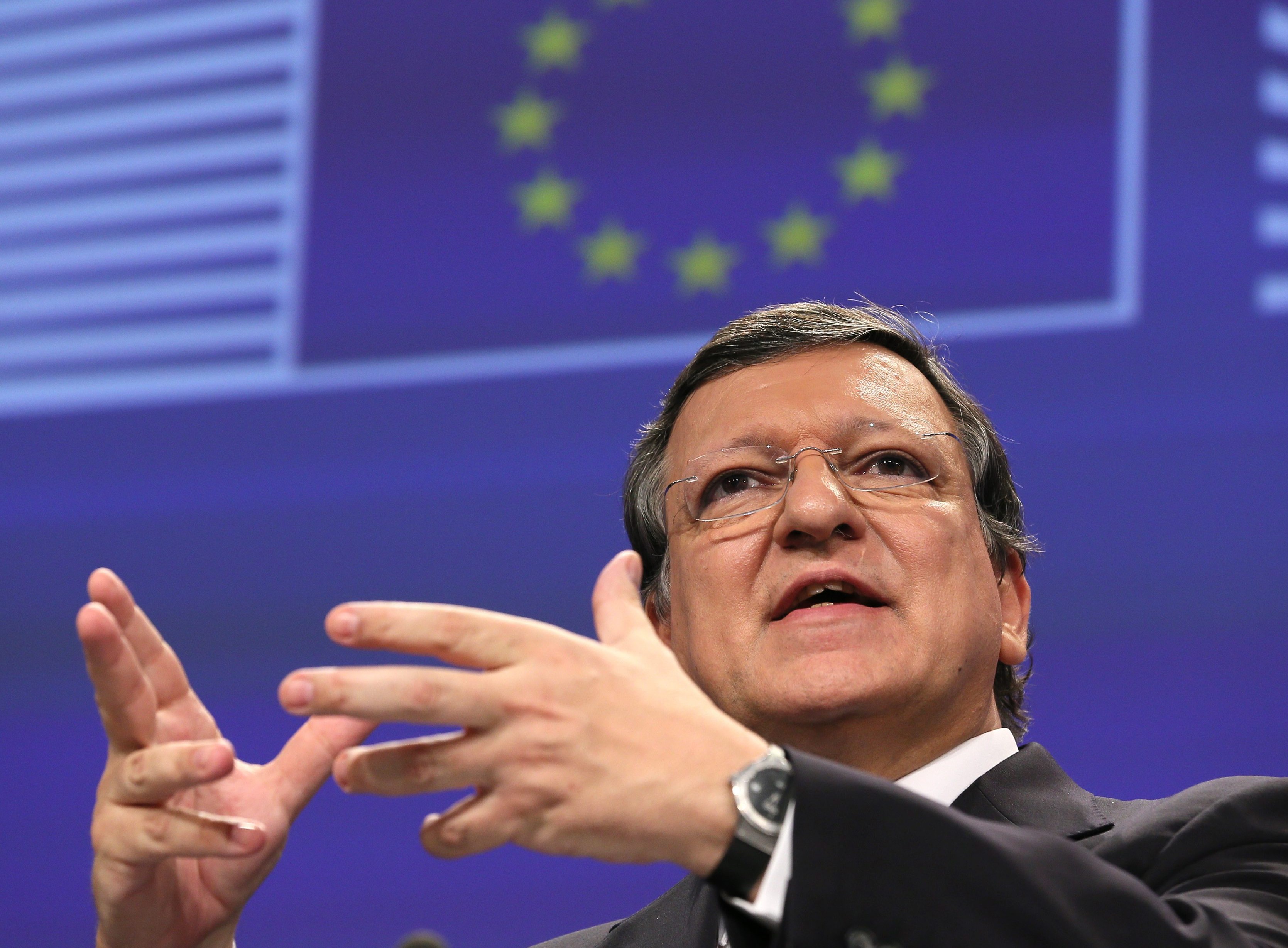 De kans op een vertrek van Griekenland uit de eurozone is groter dan ooit. Maar áls dat gebeurt, is dat niet langer een bedreiging voor die eurozone. Dat zei oud-voorzitter van de Europese Commissie José Manuel Barroso dinsdag op een bijeenkomst in Rotterdam. Barroso sprak op uitnodiging van ABN Amro. Woensdag overleggen de Europese ministers van Financiën over de Griekse kwestie. Barroso -- tot november vorig jaar voorman van de Europese Commissie -- denkt dat een compromis met Griekenland mogelijk is, maar hij ziet liever geen compromis dan een slecht compromis. "De geloofwaardigheid van de EU staat op het spel", waarschuwde hij. Als Griekenland zich niet aan de regels houdt, is het hek van de dam en zullen ook andere EU-landen versoepeling willen of zich niet aan afspraken gebonden voelen. Meerderheid Grieken wil euro Barroso erkende dat de Grieken zwaar te lijden hebben van de bezuinigingsmaatregelen, maar dit is voor hem geen reden om toe te geven aan de Griekse wens tot schuldenverlichting, op kosten van de rest van de EU. "Waarom zouden de nog armere Slowaken de Grieken moeten vergeven? Verkiezingsbeloftes moeten niet door anderen betaald worden." Maar volgens hem heeft de nieuwe Griekse regering niet het kiezersmandaat om afscheid te nemen van de euro. "De meerderheid van de Grieken wil de euro houden." Eurozone veerkrachtig Barroso is inmiddels niet bang meer voor de gevolgen van een Grexit. Het gevaar van 'besmetting' naar andere Zuid-Europese landen is geweken, zei hij. De reacties van de financiële markten op de Griekse verkiezingen steunen hem in die gedachte. "De eurozone heeft zijn veerkracht laten zien." Hij noemde het hoopvol dat juist de landen, die er tijdens het hoogtepunt van de eurocrisis er het slechtst voorstonden -- Ierland, Spanje, Portugal -- nu de hoogste groeiverwachtingen binnen de EU hebben. Hij is mede daarom optimistisch en vindt het jammer dat zovelen nog 'de intellectuele glamour van het pessimisme' omarmen. Politieke situatie verslechtert Maar "terwijl de economische situatie verbetert, verslechtert de politieke situatie". Hij wees daarbij op de toenemende spanningen tussen landen als Japan, China en Korea, en uiteraard op crisis in Oekraïne. Barroso vindt Poetin een moeilijk te peilen man. Hij heeft hem zo'n 25 keer ontmoet en signaleerde dat hij zich volslagen anders in klein gezelschap gedroeg dan in groot gezelschap. "Niemand weet wat hij wil. Je kunt het beste kijken naar de feiten. Hij doet het omgekeerde van wat hij zegt. Hij wil destabilisatie, maar de vraag is hoe ver hij wil gaan. Maar als je als EU niets doet, is dan een aanmoediging voor Rusland om door te gaan." Ook andere landen rondom Rusland lopen dan kans om een deel van hun soevereiniteit te verliezen, aldus Barroso.